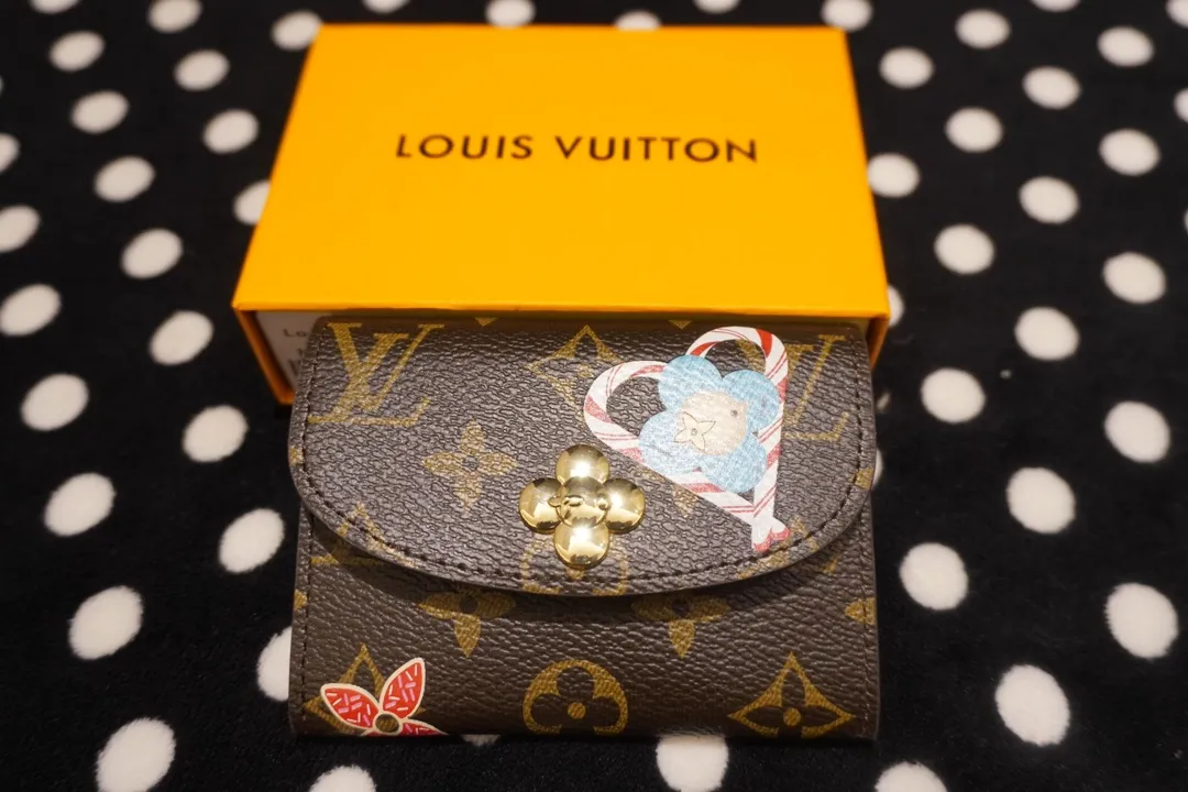 P130💰 41939, model number 12239. This LV Charms card holder is from the SnowShow series. It combines the iconic Monogram canvas with smooth leather trim and festive patterns. The brand mascot Vivienne’s pet dog Petula lives in a corner, and Vivienne decorations and LV flowers complete the exquisite design. Dimensions10x8x2