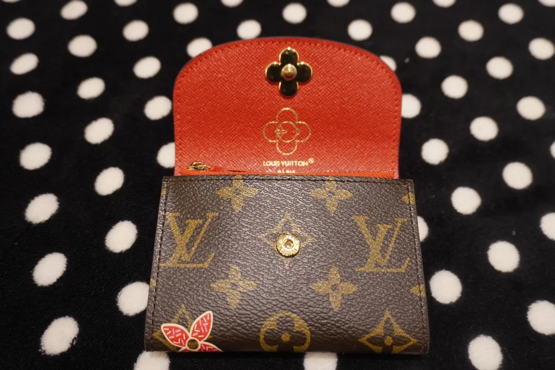 P130💰 41939, model number 12239. This LV Charms card holder is from the SnowShow series. It combines the iconic Monogram canvas with smooth leather trim and festive patterns. The brand mascot Vivienne’s pet dog Petula lives in a corner, and Vivienne decorations and LV flowers complete the exquisite design. Dimensions10x8x2