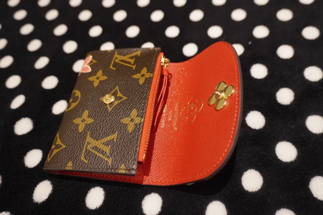 P130💰 41939, model number 12239. This LV Charms card holder is from the SnowShow series. It combines the iconic Monogram canvas with smooth leather trim and festive patterns. The brand mascot Vivienne’s pet dog Petula lives in a corner, and Vivienne decorations and LV flowers complete the exquisite design. Dimensions10x8x2