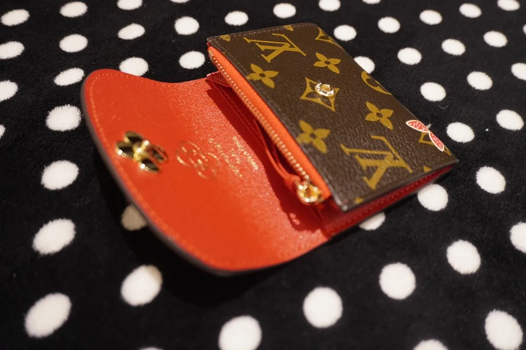 P130💰 41939, model number 12239. This LV Charms card holder is from the SnowShow series. It combines the iconic Monogram canvas with smooth leather trim and festive patterns. The brand mascot Vivienne’s pet dog Petula lives in a corner, and Vivienne decorations and LV flowers complete the exquisite design. Dimensions10x8x2