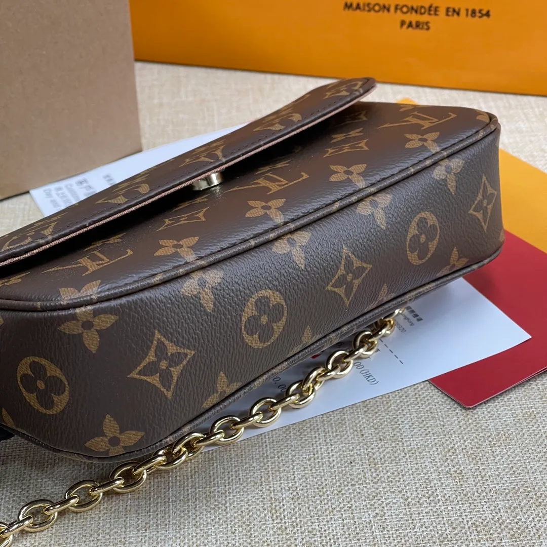 [Upgraded version] P460💰Upgraded version M81911🐶 Comes with complete packaging 💝Wallet On Chain Ivy handbag is made of Monogram canvas, inspired by the Sac Recoleta handbag in the 2000s. The card compartment and zippered inner pocket can accommodate daily needs, and the chain and adjustable leather shoulder strap are detachable, allowing for long and short shoulder and cross-body wear options. 🎉Dimensions: 23.5 x 12 x 4.3 cm