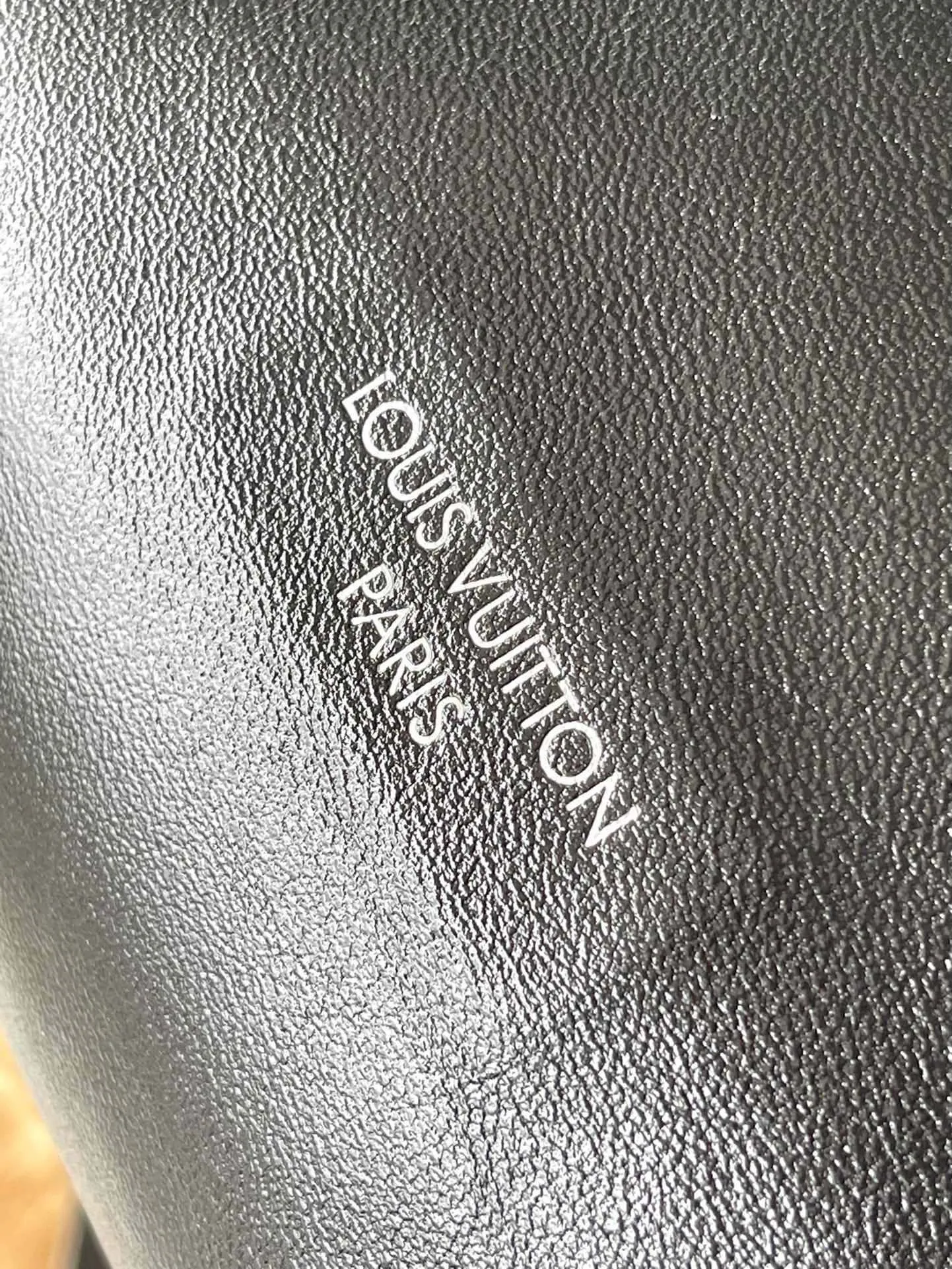 💰1200 (top layer leather) top original order M25143 medium size This CarryAl Dark medium handbag is made of soft sheep leather to create a fashionable mouth shape, adding eye-catching beauty to the 2024 spring and summer show style. Polished metal parts and a tactile micro-wrinkle texture complement each other. Plenty of space to accommodate a variety of daily necessities. A great travel companion. Dimensions: 39 × 30 × 15 cm