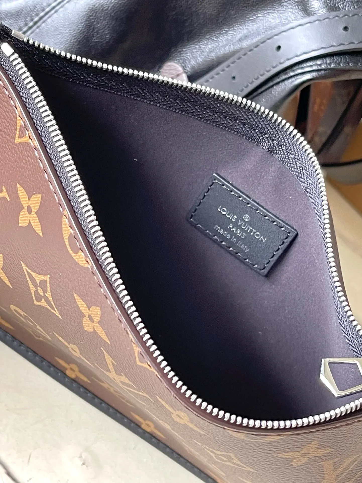 💰1200 (top layer leather) top original order M25143 medium size This CarryAl Dark medium handbag is made of soft sheep leather to create a fashionable mouth shape, adding eye-catching beauty to the 2024 spring and summer show style. Polished metal parts and a tactile micro-wrinkle texture complement each other. Plenty of space to accommodate a variety of daily necessities. A great travel companion. Dimensions: 39 × 30 × 15 cm