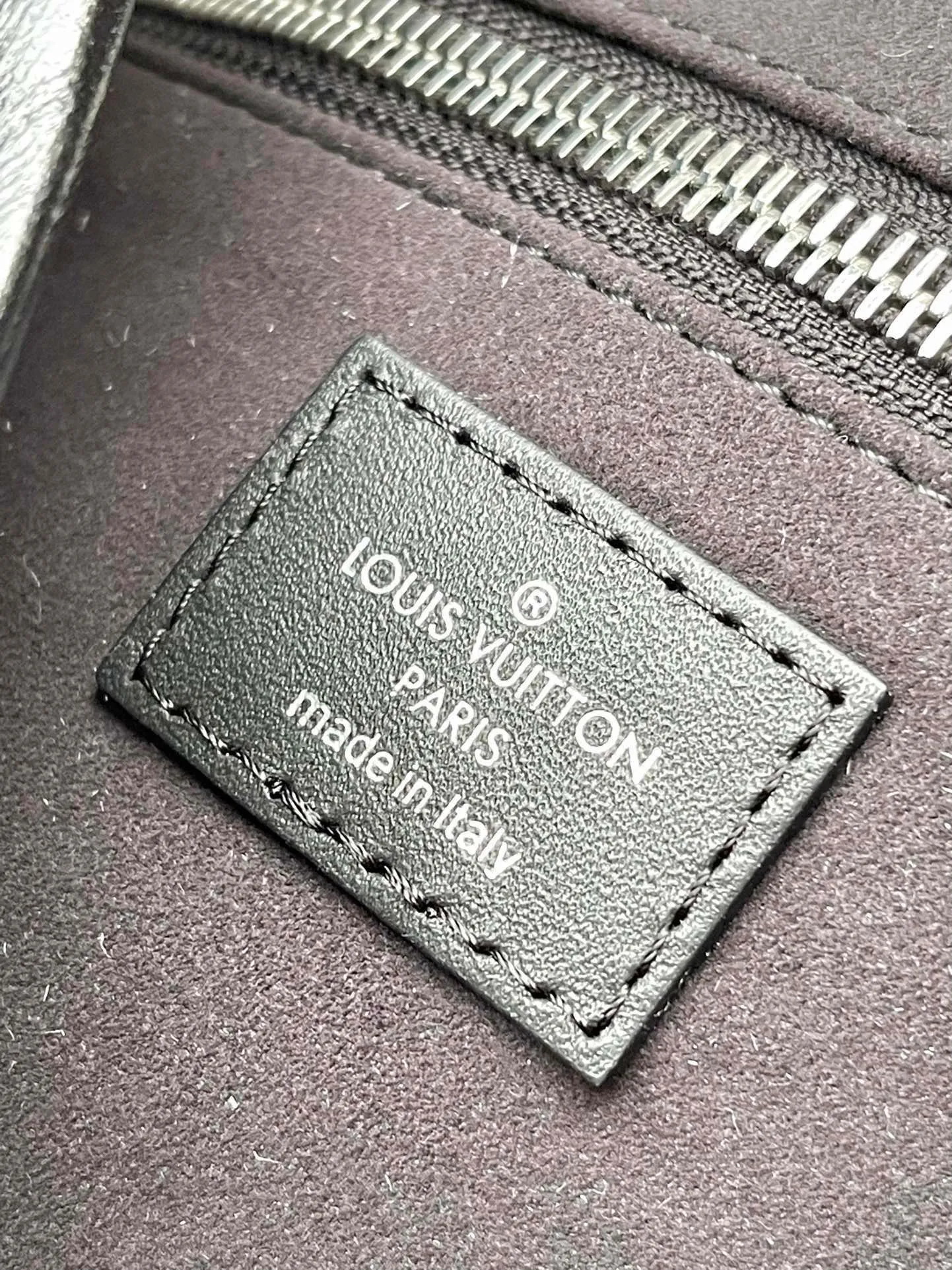 💰1200 (top layer leather) top original order M25143 medium size This CarryAl Dark medium handbag is made of soft sheep leather to create a fashionable mouth shape, adding eye-catching beauty to the 2024 spring and summer show style. Polished metal parts and a tactile micro-wrinkle texture complement each other. Plenty of space to accommodate a variety of daily necessities. A great travel companion. Dimensions: 39 × 30 × 15 cm