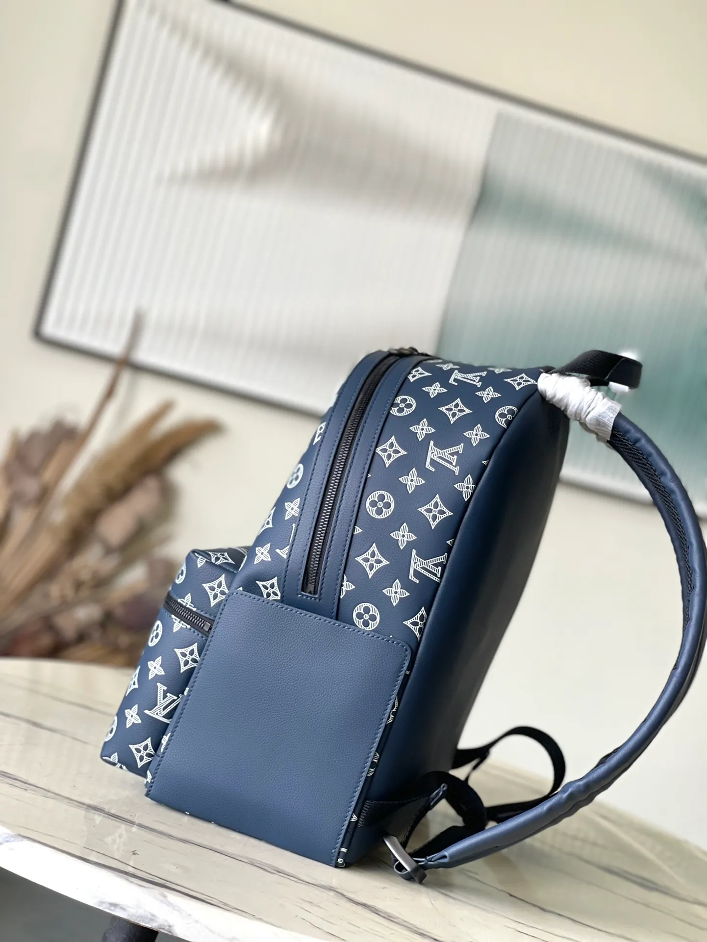 💰1180 (top-grain leather) top-quality original order M24760 This Discovery backpack is made of Monogram Shadow leather, and is embossed and printed to depict the LV letters and Monogram flowers. Roomy front pockets, open side pockets and interior patch pockets make it perfect for everyday travel. Dimensions: 29 × 38 × 20 cm