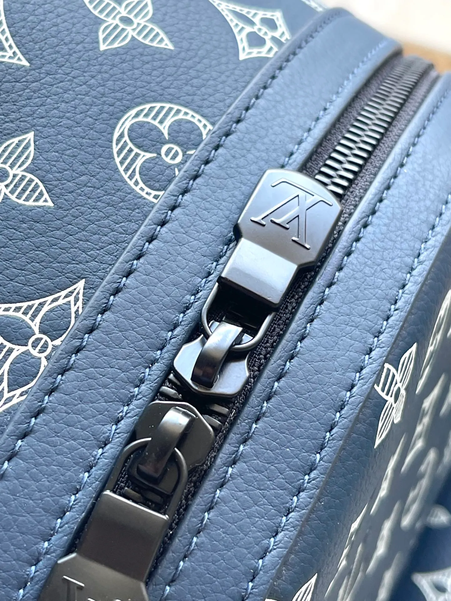 💰1180 (top-grain leather) top-quality original order M24760 This Discovery backpack is made of Monogram Shadow leather, and is embossed and printed to depict the LV letters and Monogram flowers. Roomy front pockets, open side pockets and interior patch pockets make it perfect for everyday travel. Dimensions: 29 × 38 × 20 cm