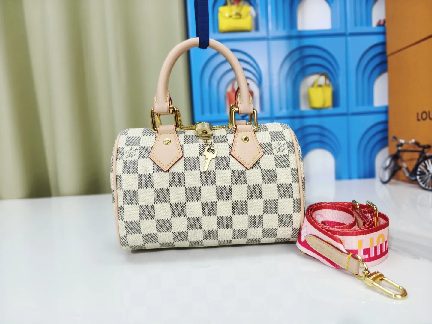 P220💰 M46222.M46234.M45957.M45948Presbyopia This Speedy Bandoulière 20 handbag is made of Monogram canvas, cow leather trim and fabric lining. It continues the classic design of Louis Vuitton Speedy travel bag in a compact size. It is equipped with rolled leather handles and a detachable and adjustable fabric shoulder strap embellished with brand logo texture. Detailed features 20.5 x 13.5 x 12 cm (length x height x width)