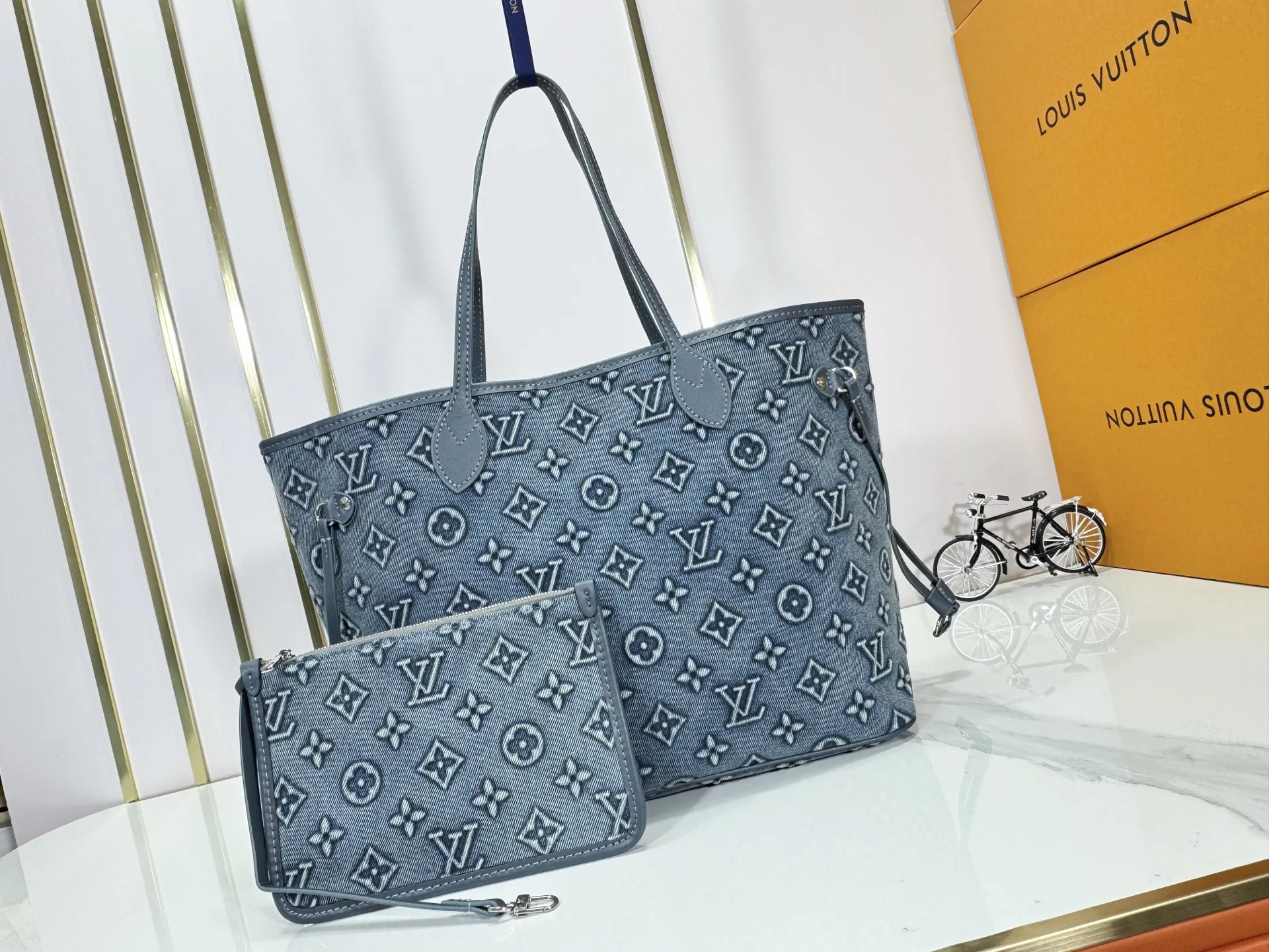 P280 Upgraded original M45685 M40995 embossed denim shopping bag💋💋Louis Vuitton's new Neverfull is a new interpretation of the classic handbag and explore the exquisite details inside the bag. Redesigned interior pockets feature fresh fabric linings and vintage details inspired by the Louis Vuitton archives, most notably the detachable zippered clutch, which can be used on its own as a sophisticated clutch or as an additional pocket. Bright lining tones add a more lively feel to Monogram's classic canvas. Size: 32*29*17 cm