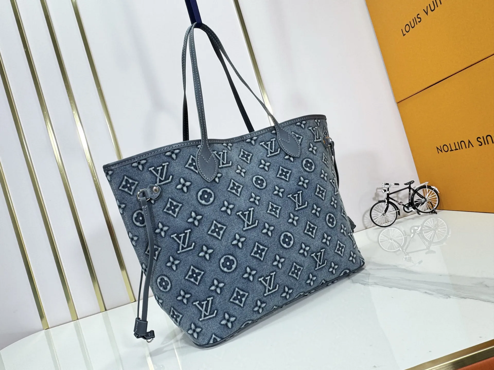 P280 Upgraded original M45685 M40995 embossed denim shopping bag💋💋Louis Vuitton's new Neverfull is a new interpretation of the classic handbag and explore the exquisite details inside the bag. Redesigned interior pockets feature fresh fabric linings and vintage details inspired by the Louis Vuitton archives, most notably the detachable zippered clutch, which can be used on its own as a sophisticated clutch or as an additional pocket. Bright lining tones add a more lively feel to Monogram's classic canvas. Size: 32*29*17 cm