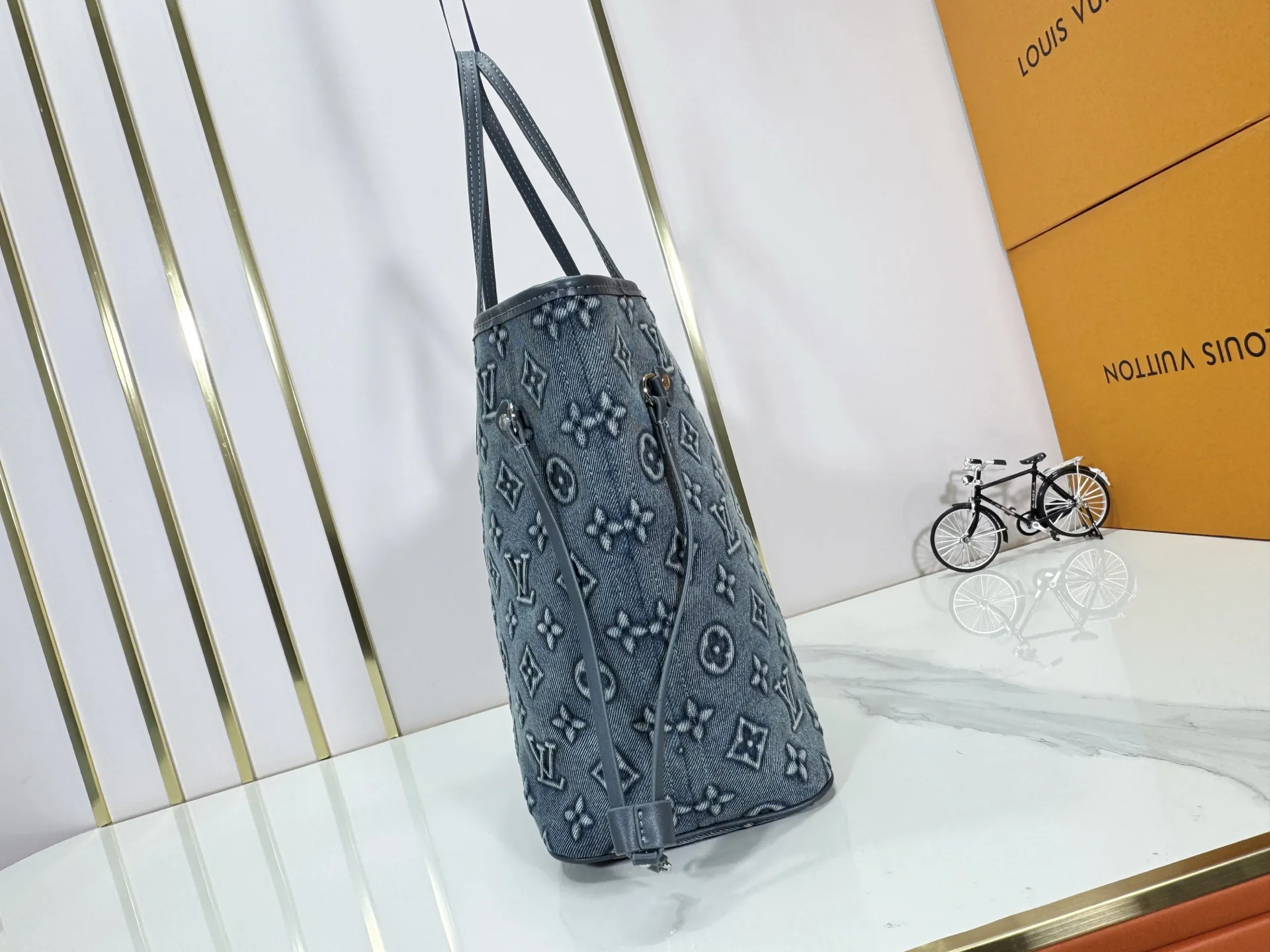 P280 Upgraded original M45685 M40995 embossed denim shopping bag💋💋Louis Vuitton's new Neverfull is a new interpretation of the classic handbag and explore the exquisite details inside the bag. Redesigned interior pockets feature fresh fabric linings and vintage details inspired by the Louis Vuitton archives, most notably the detachable zippered clutch, which can be used on its own as a sophisticated clutch or as an additional pocket. Bright lining tones add a more lively feel to Monogram's classic canvas. Size: 32*29*17 cm