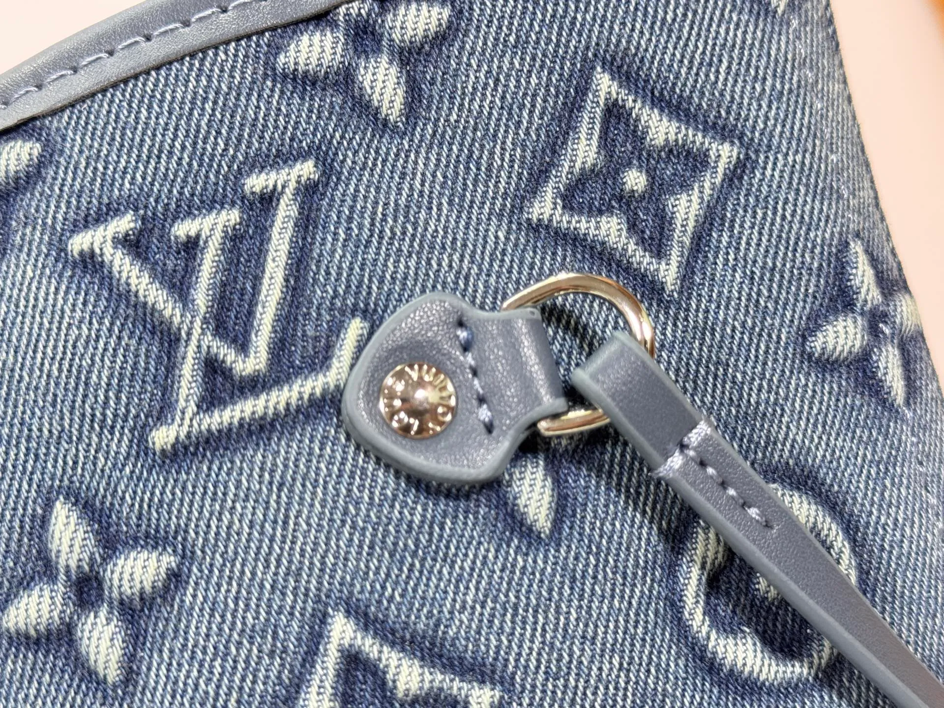 P280 Upgraded original M45685 M40995 embossed denim shopping bag💋💋Louis Vuitton's new Neverfull is a new interpretation of the classic handbag and explore the exquisite details inside the bag. Redesigned interior pockets feature fresh fabric linings and vintage details inspired by the Louis Vuitton archives, most notably the detachable zippered clutch, which can be used on its own as a sophisticated clutch or as an additional pocket. Bright lining tones add a more lively feel to Monogram's classic canvas. Size: 32*29*17 cm