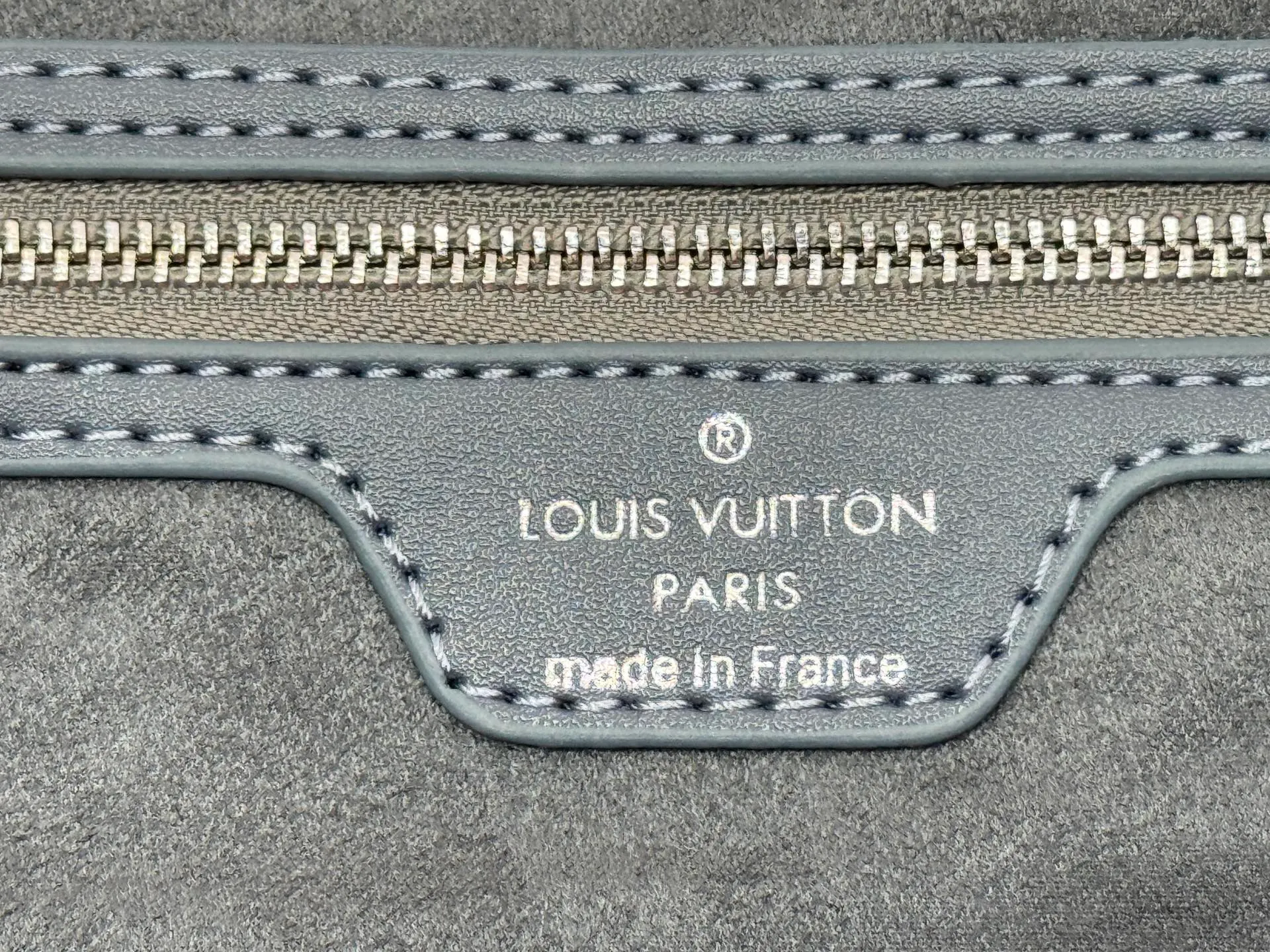 P280 Upgraded original M45685 M40995 embossed denim shopping bag💋💋Louis Vuitton's new Neverfull is a new interpretation of the classic handbag and explore the exquisite details inside the bag. Redesigned interior pockets feature fresh fabric linings and vintage details inspired by the Louis Vuitton archives, most notably the detachable zippered clutch, which can be used on its own as a sophisticated clutch or as an additional pocket. Bright lining tones add a more lively feel to Monogram's classic canvas. Size: 32*29*17 cm