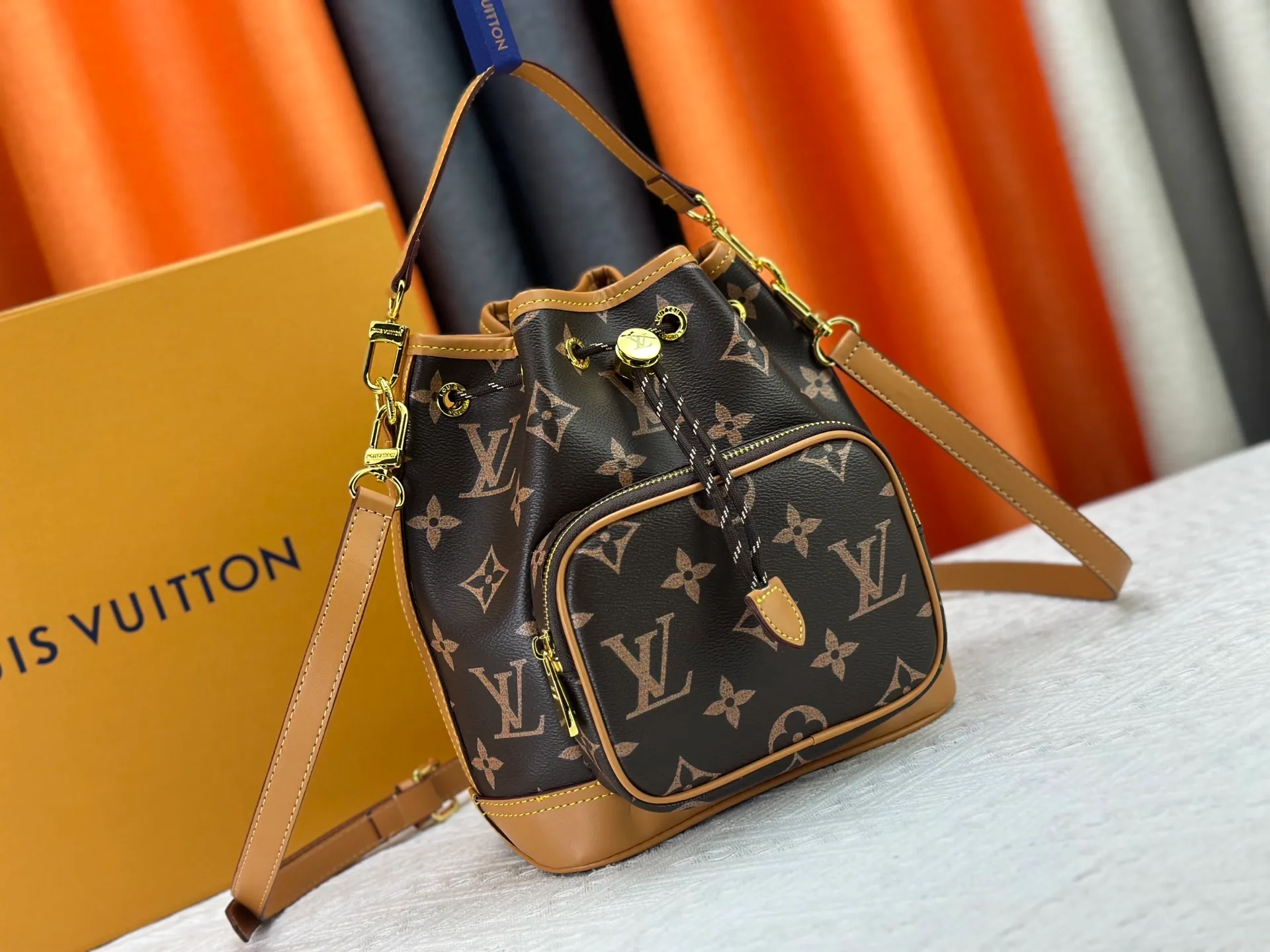 P260 Upgraded from the original M14199, it is infinitely charming and unleashes your fashion attitude. It has a unique appearance and is simply a fashion item that cannot be missed. Different from the softness of a canvas bag, it creates a free and easy feeling when worn on the back. It is super textured and is loved by fashionistas!  Size: 17/12/19