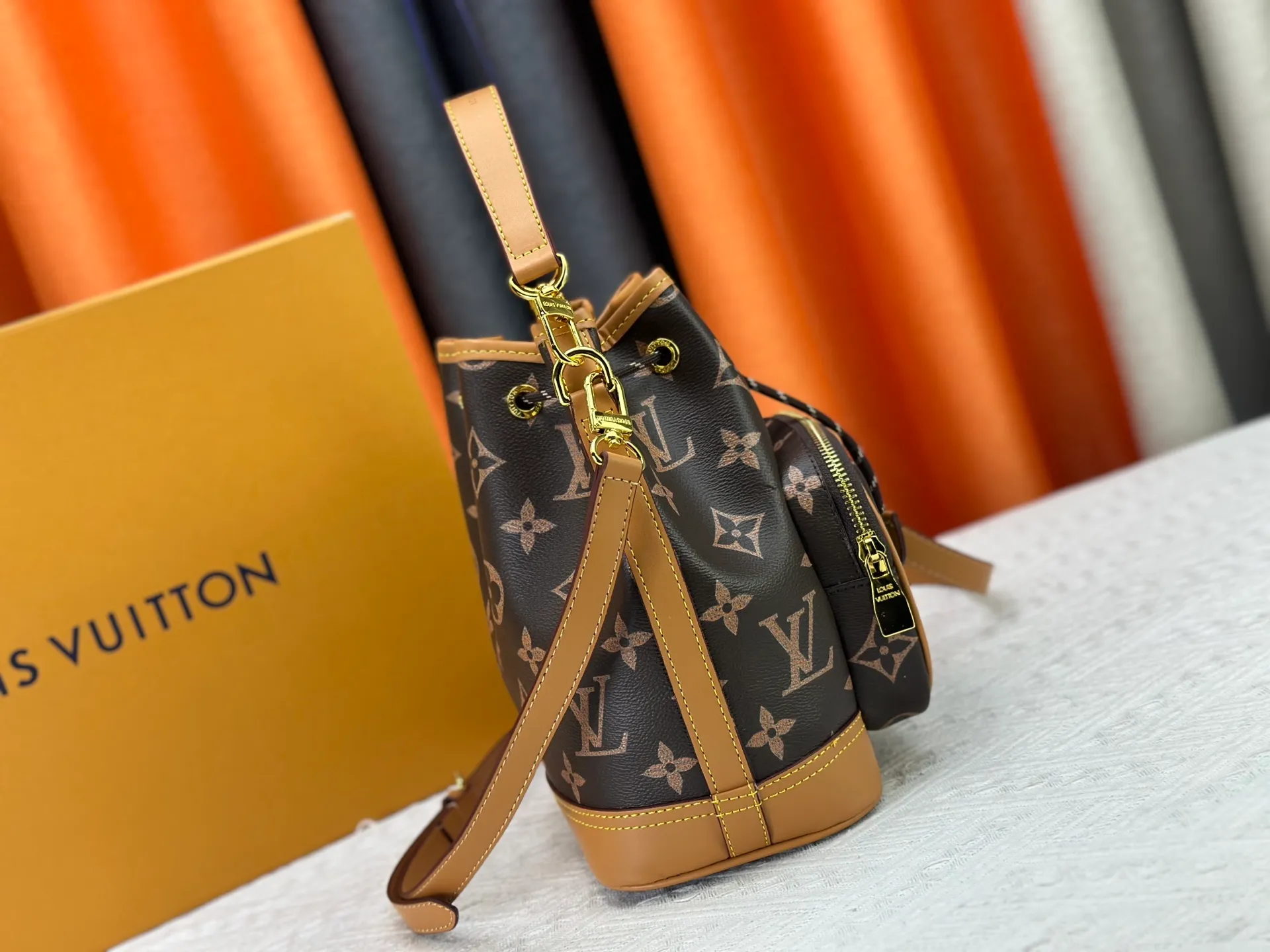 P260 Upgraded from the original M14199, it is infinitely charming and unleashes your fashion attitude. It has a unique appearance and is simply a fashion item that cannot be missed. Different from the softness of a canvas bag, it creates a free and easy feeling when worn on the back. It is super textured and is loved by fashionistas!  Size: 17/12/19