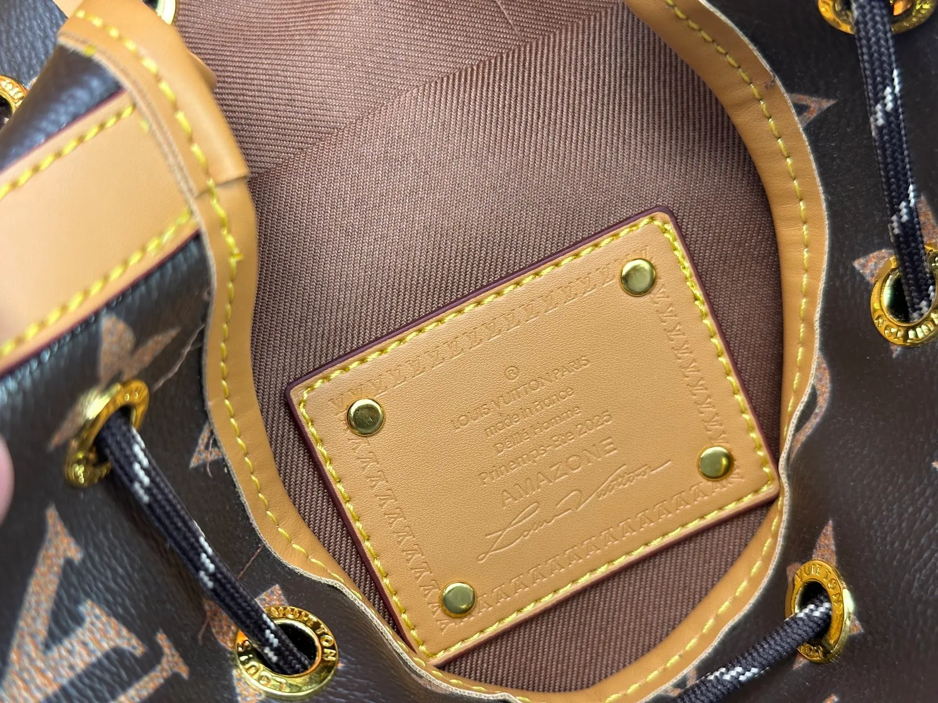 P260 Upgraded from the original M14199, it is infinitely charming and unleashes your fashion attitude. It has a unique appearance and is simply a fashion item that cannot be missed. Different from the softness of a canvas bag, it creates a free and easy feeling when worn on the back. It is super textured and is loved by fashionistas!  Size: 17/12/19