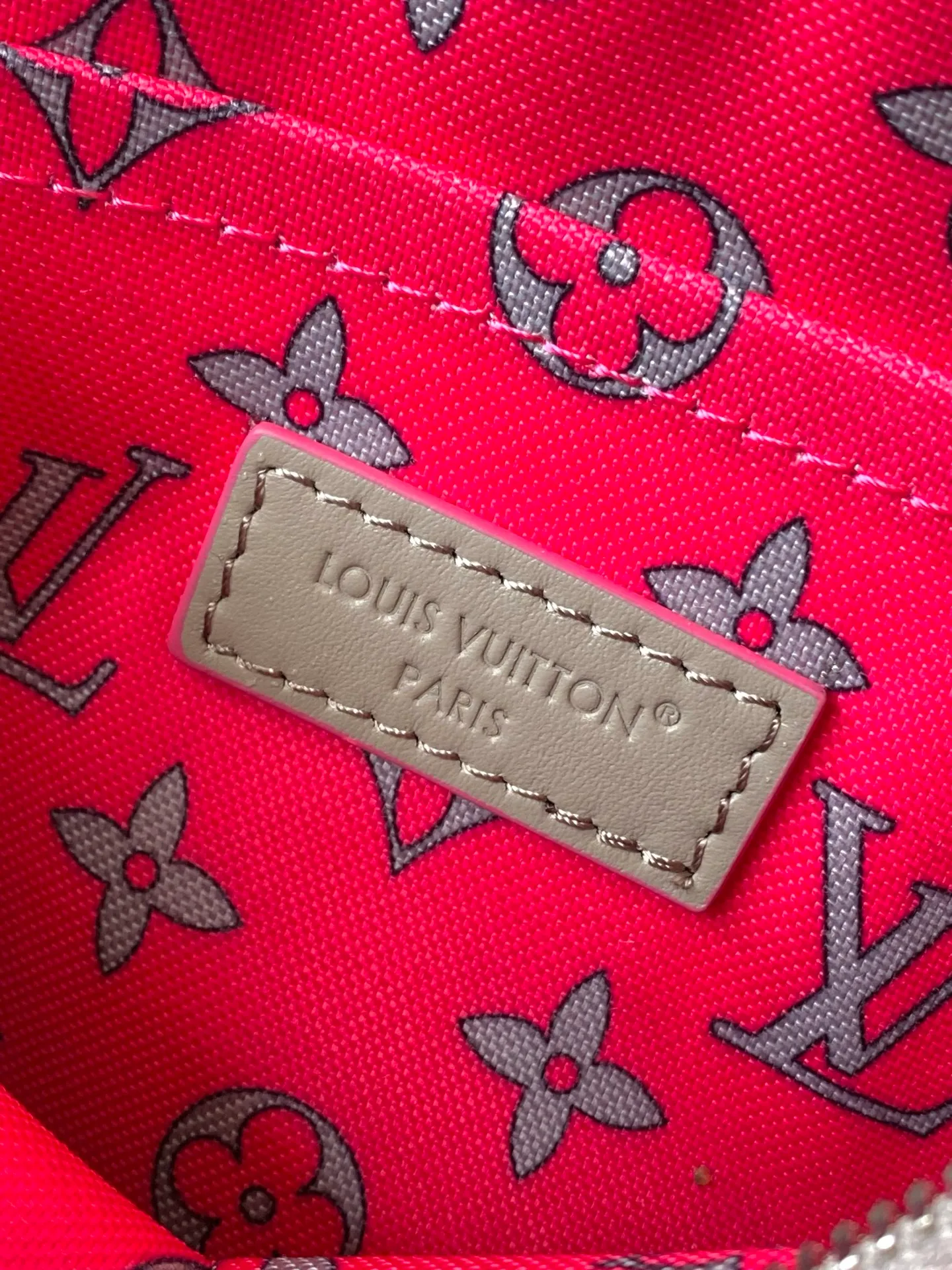 💰1020 Top Original M15024 Gray Men’s Messenger Bag NIL Messenger Bag Pharrell Williams is from the brand’s collaboration series with Tyler, using Damier Golf coated canvas with cow leather trim. Louis Vuitton floral embellishments accentuate the details, and the Marque L.Vuitton déposée logo is integrated into one of the Damier checks. The compact structure includes a zippered main compartment and zippered front pocket, and the handsome corners harken back to the box-making heritage. The top handle and leather shoulder strap are both detachable, allowing for a variety of carrying options. Dimensions: 17.5 x 11 x 25 cm.