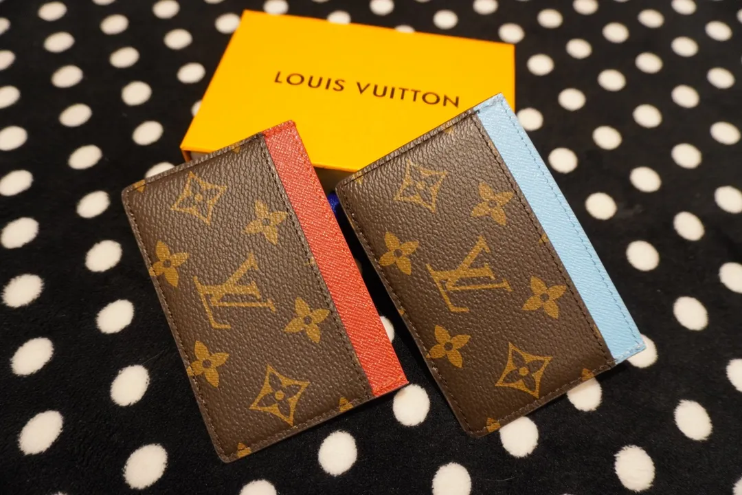 P110💰 61733, model number 12203. This LV Charms card holder is from the SnowShow series. It combines the iconic Monogram canvas with smooth leather trim and festive patterns. Vivienne embellishments and LV florals complete the sophisticated design. Size 11x7