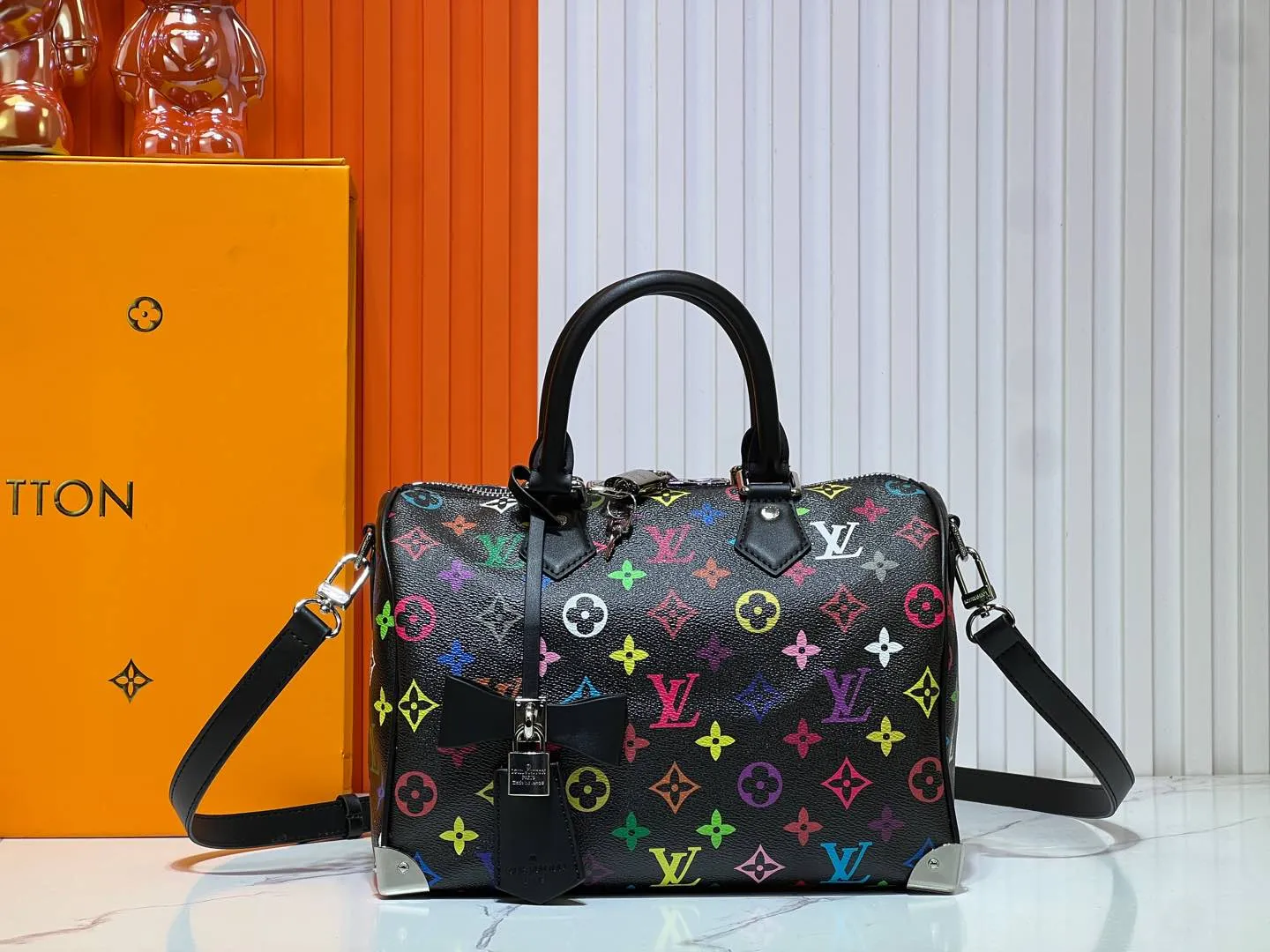 Batch 280💰Upgraded original M13805 M13257 M40390 lv Murakami Takashi co-branded NANOSPEEDY handbag This Nano Speedy handbag combines Monogram canvas and cow leather trim printing, with 33 colorful colors to interpret white tricolor and black tricolor. It has been launched in twelve sections and is very popular around the world and is loved by celebrities and celebrities. 25.0 x 19.0 x 15.0 cm