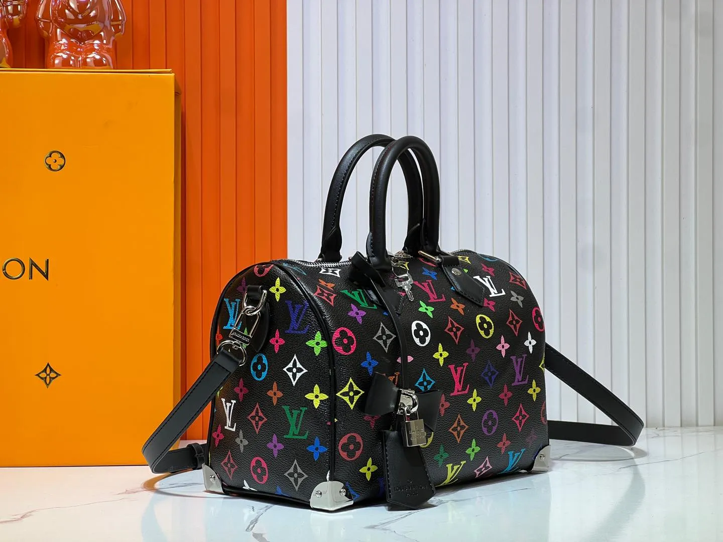 Batch 280💰Upgraded original M13805 M13257 M40390 lv Murakami Takashi co-branded NANOSPEEDY handbag This Nano Speedy handbag combines Monogram canvas and cow leather trim printing, with 33 colorful colors to interpret white tricolor and black tricolor. It has been launched in twelve sections and is very popular around the world and is loved by celebrities and celebrities. 25.0 x 19.0 x 15.0 cm