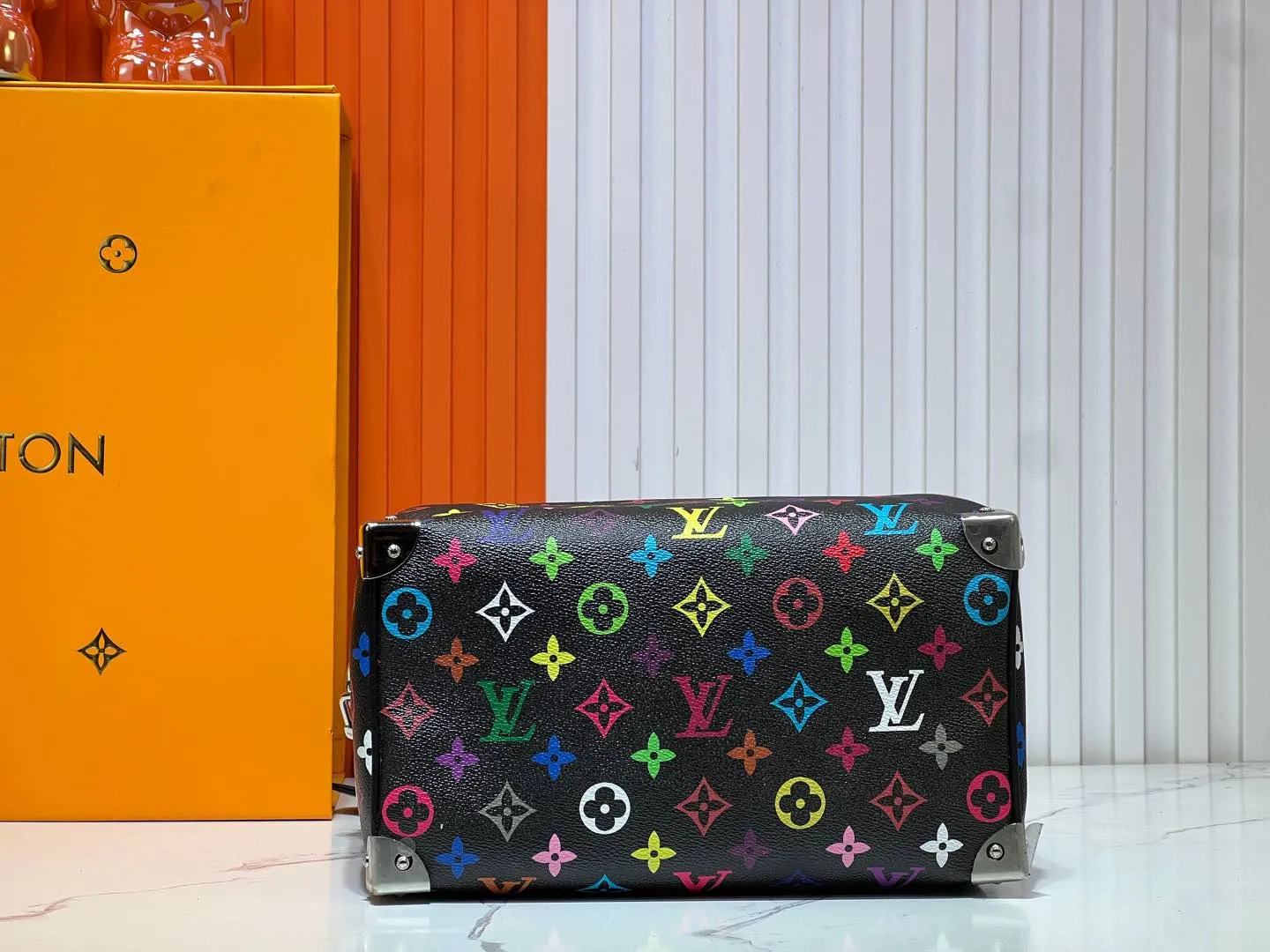 Batch 280💰Upgraded original M13805 M13257 M40390 lv Murakami Takashi co-branded NANOSPEEDY handbag This Nano Speedy handbag combines Monogram canvas and cow leather trim printing, with 33 colorful colors to interpret white tricolor and black tricolor. It has been launched in twelve sections and is very popular around the world and is loved by celebrities and celebrities. 25.0 x 19.0 x 15.0 cm