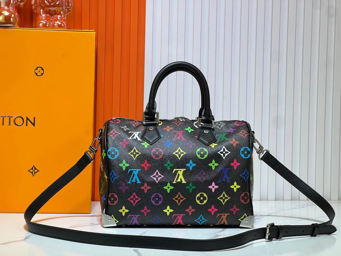 Batch 280💰Upgraded original M13805 M13257 M40390 lv Murakami Takashi co-branded NANOSPEEDY handbag This Nano Speedy handbag combines Monogram canvas and cow leather trim printing, with 33 colorful colors to interpret white tricolor and black tricolor. It has been launched in twelve sections and is very popular around the world and is loved by celebrities and celebrities. 25.0 x 19.0 x 15.0 cm