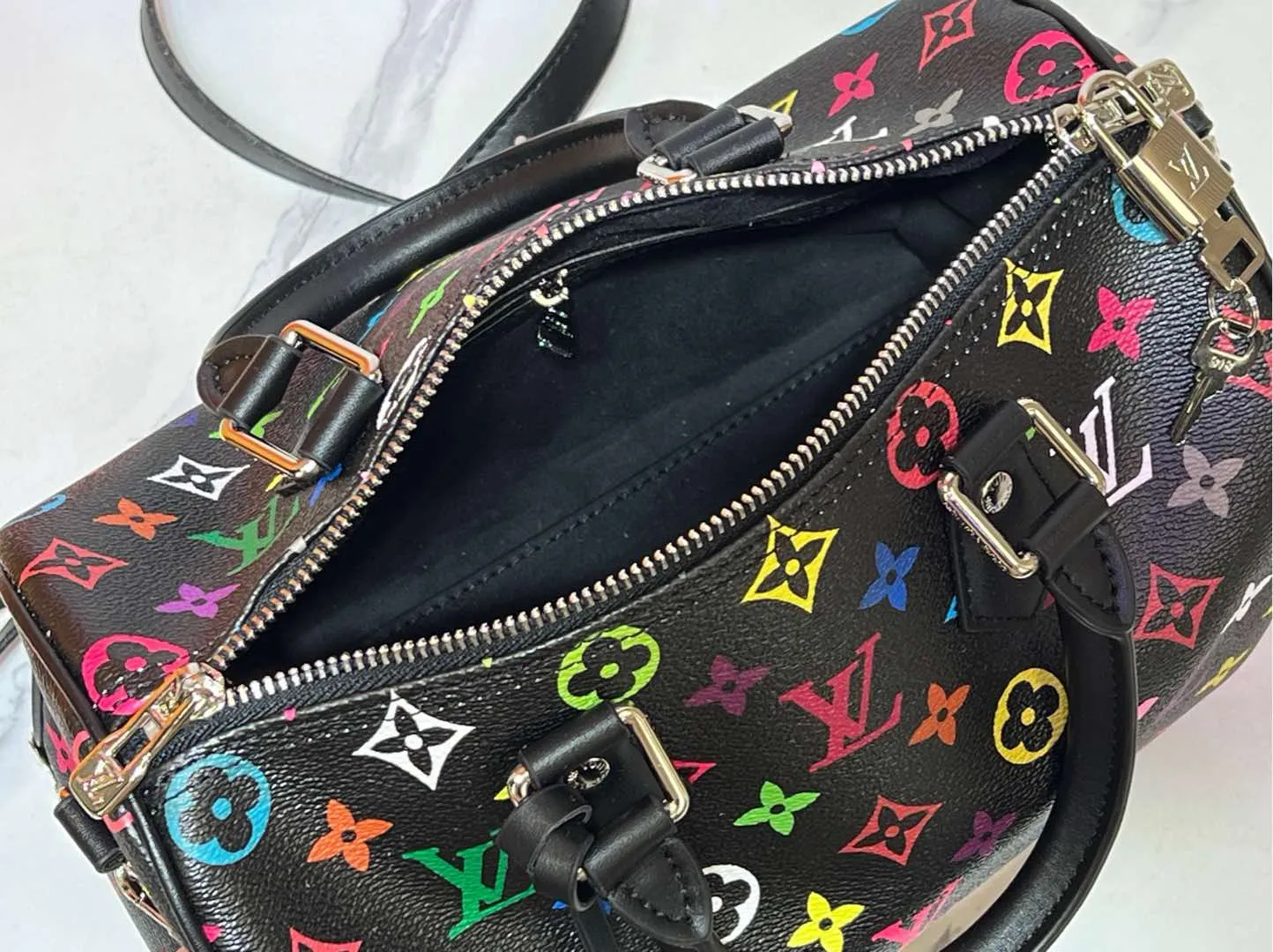 Batch 280💰Upgraded original M13805 M13257 M40390 lv Murakami Takashi co-branded NANOSPEEDY handbag This Nano Speedy handbag combines Monogram canvas and cow leather trim printing, with 33 colorful colors to interpret white tricolor and black tricolor. It has been launched in twelve sections and is very popular around the world and is loved by celebrities and celebrities. 25.0 x 19.0 x 15.0 cm