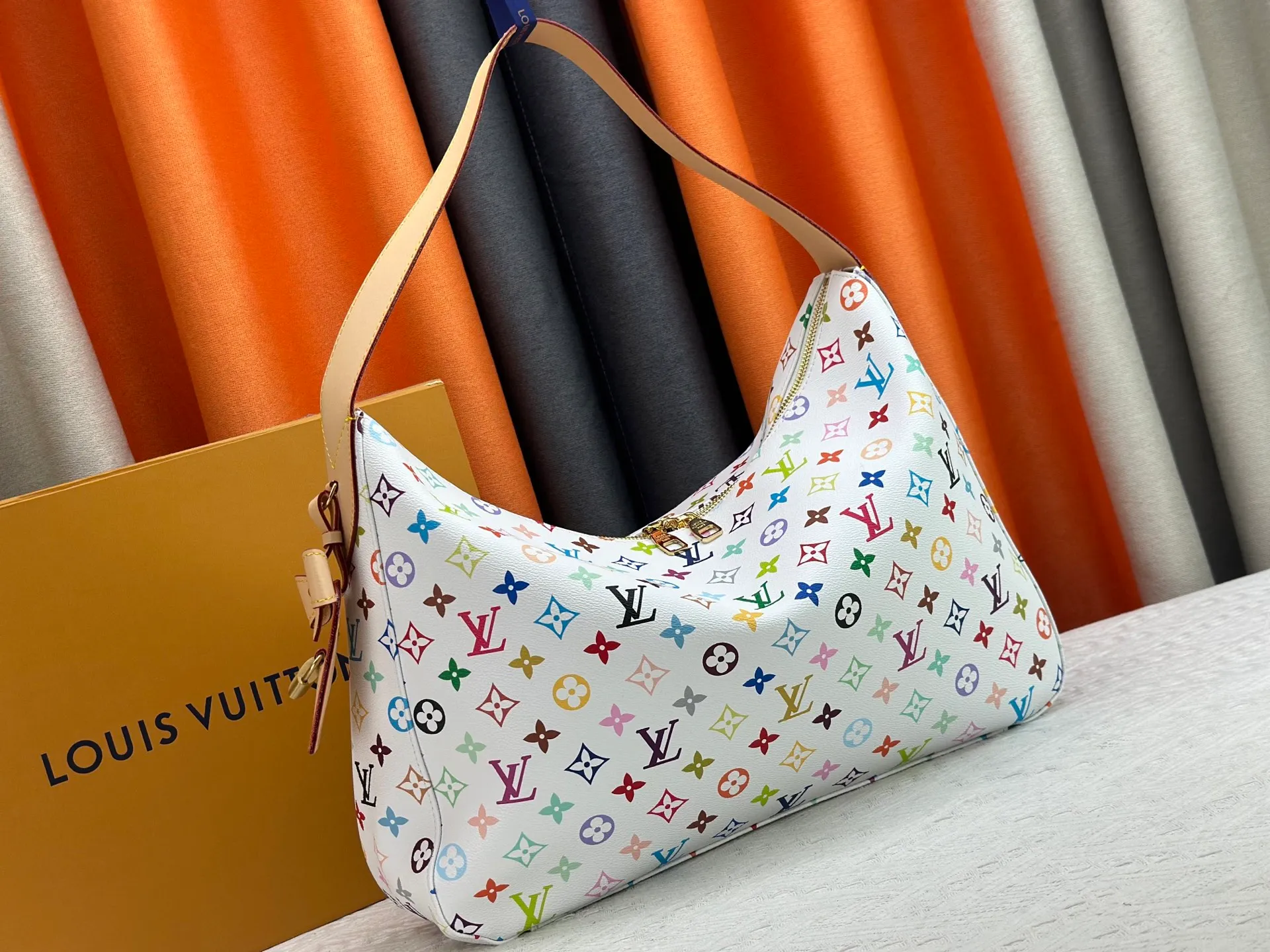 P320 200 [Official latest model, real shot of the version made] M12097-M12898-M11952 This Vanity Pouch handbag comes from the Louis Vuitton Coated canvas is trimmed with calfskin, while a zipper closure, detachable chain and LV-engraved padlock add a metallic sheen. Dimensions: 41.0 × 33.0 × 10.0 Dimensions, 32.5x22.0x9.0