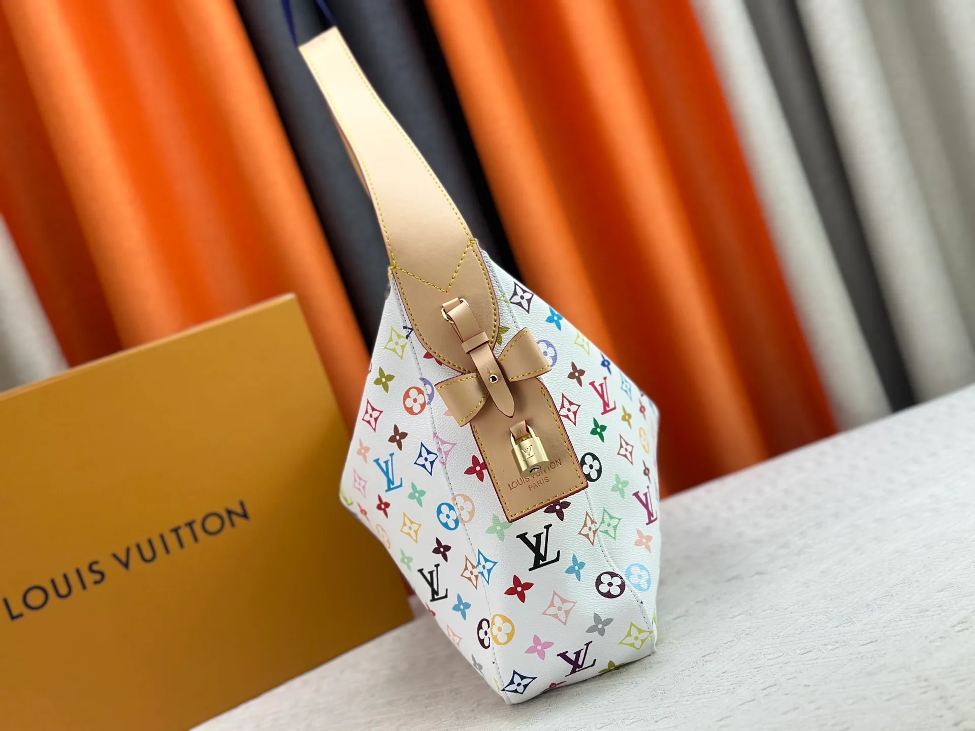 P320 200 [Official latest model, real shot of the version made] M12097-M12898-M11952 This Vanity Pouch handbag comes from the Louis Vuitton Coated canvas is trimmed with calfskin, while a zipper closure, detachable chain and LV-engraved padlock add a metallic sheen. Dimensions: 41.0 × 33.0 × 10.0 Dimensions, 32.5x22.0x9.0