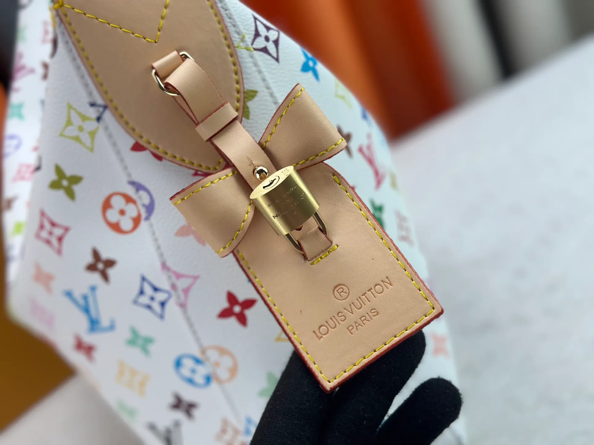 P320 200 [Official latest model, real shot of the version made] M12097-M12898-M11952 This Vanity Pouch handbag comes from the Louis Vuitton Coated canvas is trimmed with calfskin, while a zipper closure, detachable chain and LV-engraved padlock add a metallic sheen. Dimensions: 41.0 × 33.0 × 10.0 Dimensions, 32.5x22.0x9.0