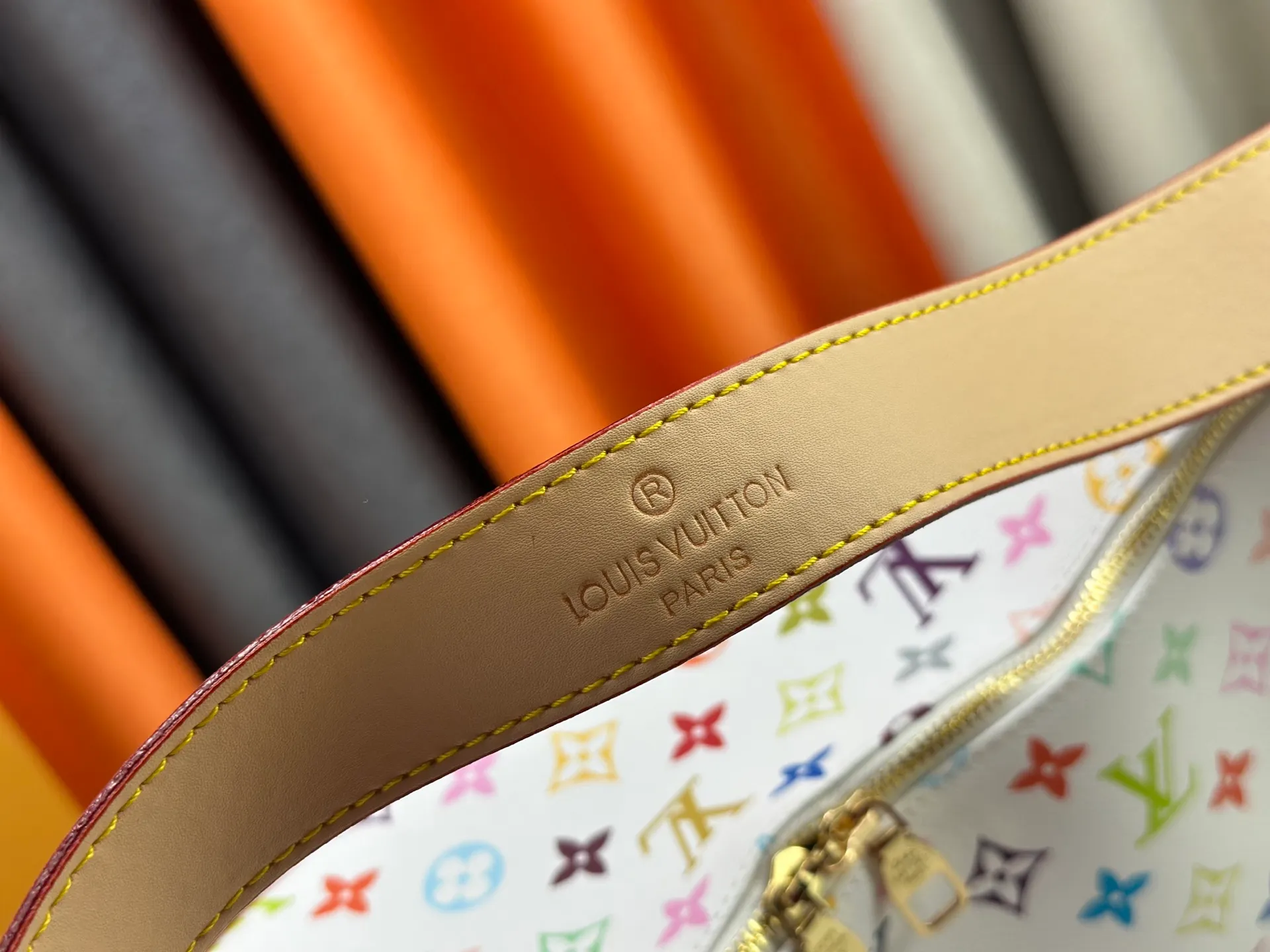 P320 200 [Official latest model, real shot of the version made] M12097-M12898-M11952 This Vanity Pouch handbag comes from the Louis Vuitton Coated canvas is trimmed with calfskin, while a zipper closure, detachable chain and LV-engraved padlock add a metallic sheen. Dimensions: 41.0 × 33.0 × 10.0 Dimensions, 32.5x22.0x9.0