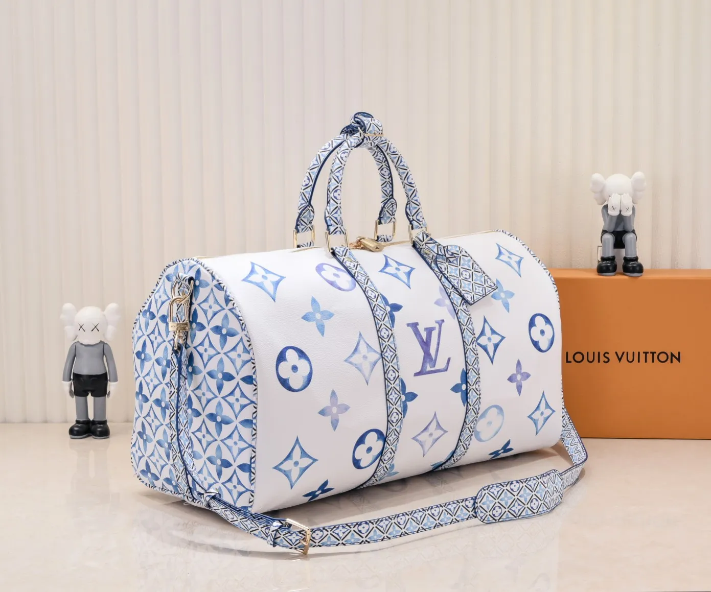 P440 M41416 10916 10254 41416 keepall is a classic in the Louis Vuitton travel bag series. This large keepall is made of monogram canvas, with a detachable leather shoulder strap and a detachable leather ID holder. Dimensions: 50.0 x 29.0 x 23.0 cm