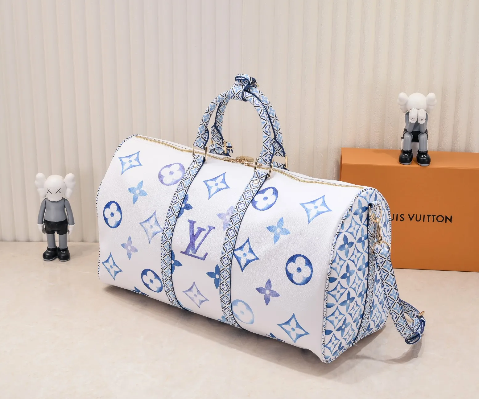 P440 M41416 10916 10254 41416 keepall is a classic in the Louis Vuitton travel bag series. This large keepall is made of monogram canvas, with a detachable leather shoulder strap and a detachable leather ID holder. Dimensions: 50.0 x 29.0 x 23.0 cm