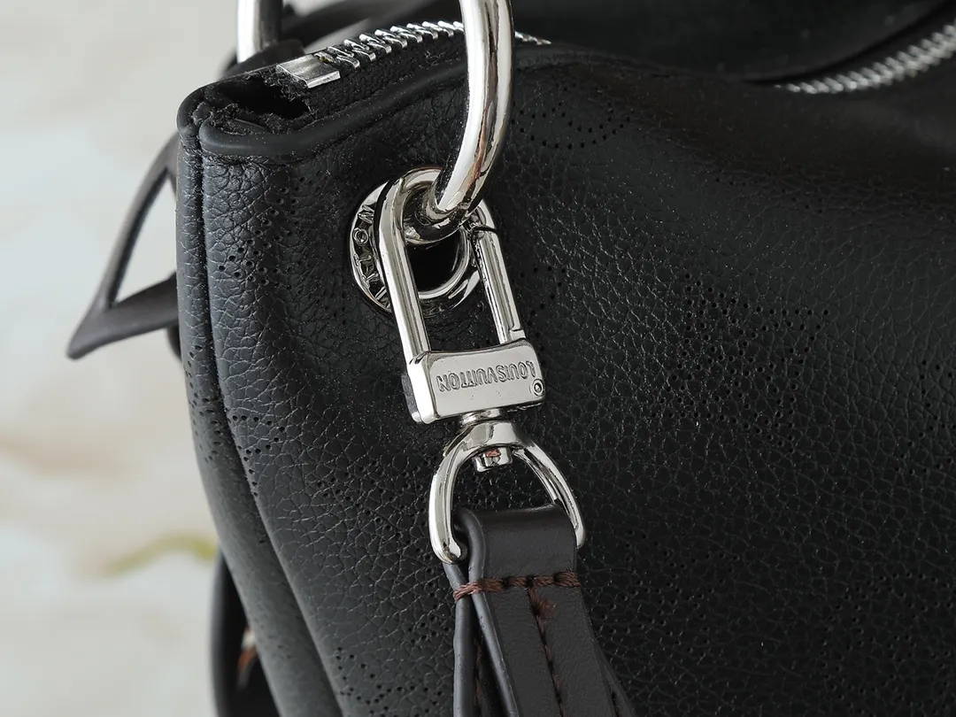 💰240💰Upgraded from the original M56073 M56084 Beaubourg Hobo medium handbag, it is made of Monogram engraved and perforated calfskin, and then hand-dyed to add a unique touch to the woven leather handle. The leather zipper pull and large LV lettering reveal the brand's style, and the detachable wide leather shoulder strap provides soft design for comfortable travel. 32 long, 26 high, 17cm wide
