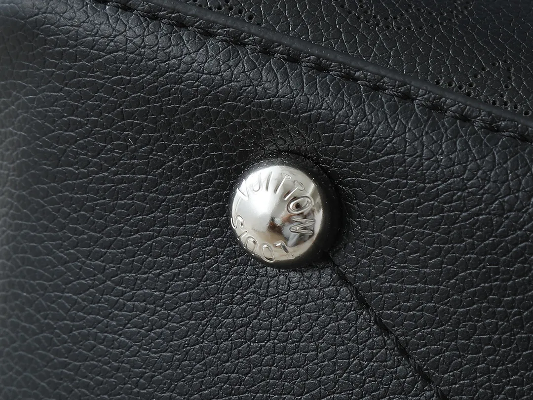 💰240💰Upgraded from the original M56073 M56084 Beaubourg Hobo medium handbag, it is made of Monogram engraved and perforated calfskin, and then hand-dyed to add a unique touch to the woven leather handle. The leather zipper pull and large LV lettering reveal the brand's style, and the detachable wide leather shoulder strap provides soft design for comfortable travel. 32 long, 26 high, 17cm wide
