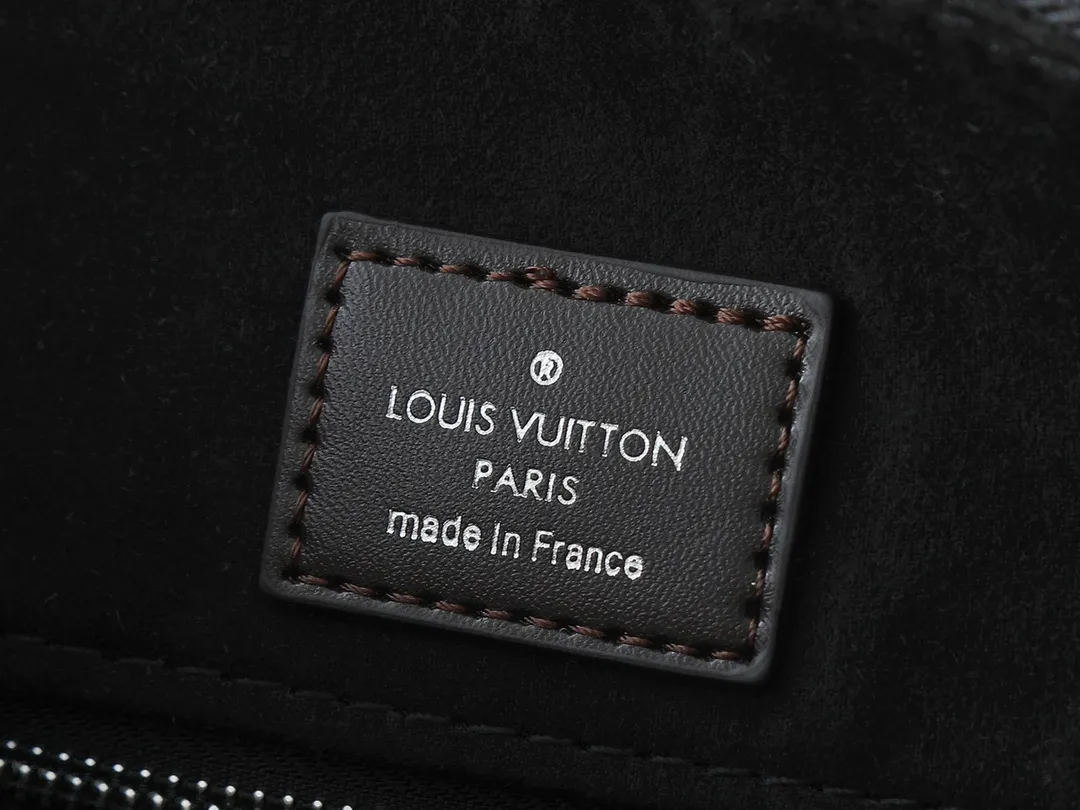 💰240💰Upgraded from the original M56073 M56084 Beaubourg Hobo medium handbag, it is made of Monogram engraved and perforated calfskin, and then hand-dyed to add a unique touch to the woven leather handle. The leather zipper pull and large LV lettering reveal the brand's style, and the detachable wide leather shoulder strap provides soft design for comfortable travel. 32 long, 26 high, 17cm wide