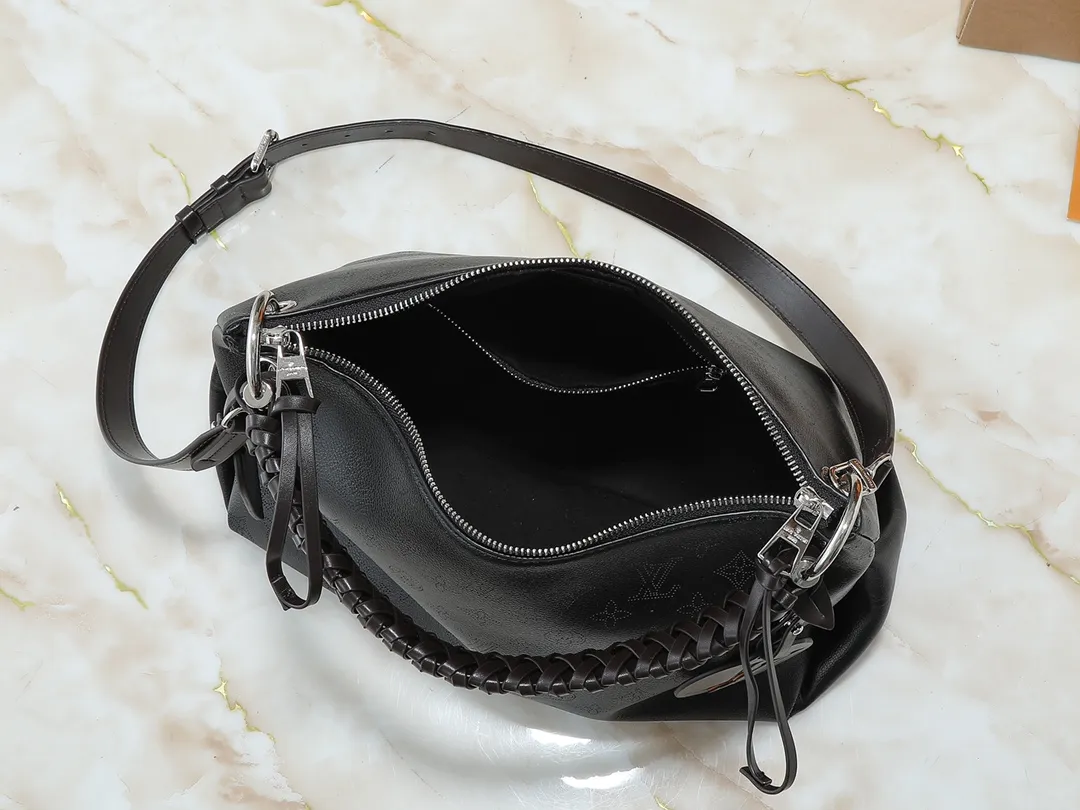 💰240💰Upgraded from the original M56073 M56084 Beaubourg Hobo medium handbag, it is made of Monogram engraved and perforated calfskin, and then hand-dyed to add a unique touch to the woven leather handle. The leather zipper pull and large LV lettering reveal the brand's style, and the detachable wide leather shoulder strap provides soft design for comfortable travel. 32 long, 26 high, 17cm wide