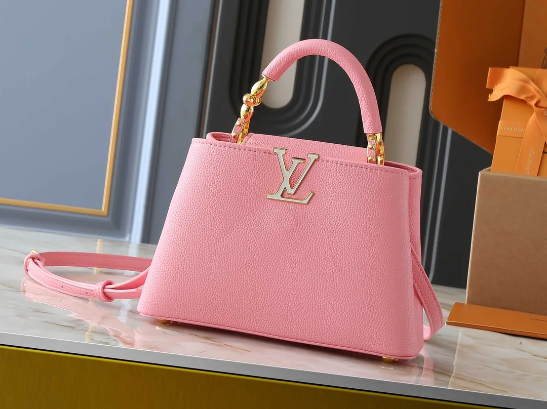 💰Large 210, small 400💰Guangzhou goods Upgraded original M23943 M23944 M23945 M24698 M24989 This Capucines mini handbag incorporates exquisite Monogram flowers on the handle, presenting the three-dimensional look of the LV logo with delicate brushstrokes, injecting dazzling luster into the soft design. Full-grain Taurillon leather is designed to fit a smartphone, short wallet and other small essentials. Dimensions: Small 21.0 x 14.0 x 8.0 cm (L x H x W) Large 27x 17.5 x 9.0 cm (L x H x W)