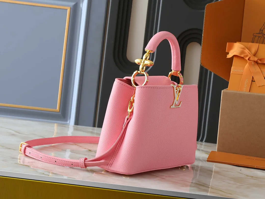 💰Large 210, small 400💰Guangzhou goods Upgraded original M23943 M23944 M23945 M24698 M24989 This Capucines mini handbag incorporates exquisite Monogram flowers on the handle, presenting the three-dimensional look of the LV logo with delicate brushstrokes, injecting dazzling luster into the soft design. Full-grain Taurillon leather is designed to fit a smartphone, short wallet and other small essentials. Dimensions: Small 21.0 x 14.0 x 8.0 cm (L x H x W) Large 27x 17.5 x 9.0 cm (L x H x W)