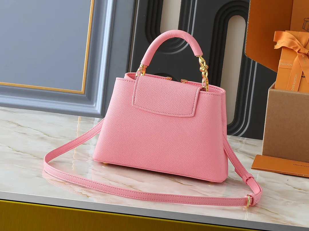 💰Large 210, small 400💰Guangzhou goods Upgraded original M23943 M23944 M23945 M24698 M24989 This Capucines mini handbag incorporates exquisite Monogram flowers on the handle, presenting the three-dimensional look of the LV logo with delicate brushstrokes, injecting dazzling luster into the soft design. Full-grain Taurillon leather is designed to fit a smartphone, short wallet and other small essentials. Dimensions: Small 21.0 x 14.0 x 8.0 cm (L x H x W) Large 27x 17.5 x 9.0 cm (L x H x W)