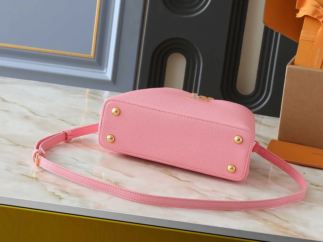 💰Large 210, small 400💰Guangzhou goods Upgraded original M23943 M23944 M23945 M24698 M24989 This Capucines mini handbag incorporates exquisite Monogram flowers on the handle, presenting the three-dimensional look of the LV logo with delicate brushstrokes, injecting dazzling luster into the soft design. Full-grain Taurillon leather is designed to fit a smartphone, short wallet and other small essentials. Dimensions: Small 21.0 x 14.0 x 8.0 cm (L x H x W) Large 27x 17.5 x 9.0 cm (L x H x W)