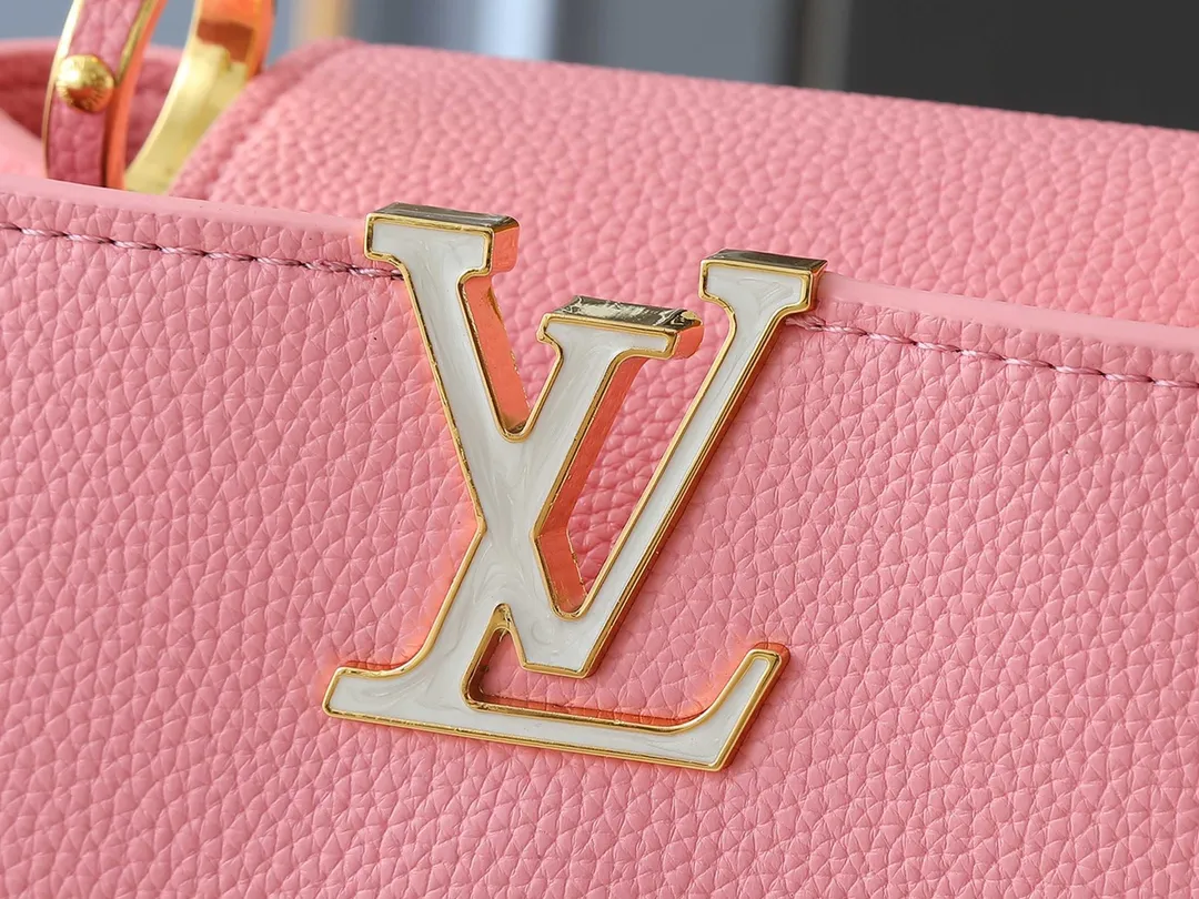 💰Large 210, small 400💰Guangzhou goods Upgraded original M23943 M23944 M23945 M24698 M24989 This Capucines mini handbag incorporates exquisite Monogram flowers on the handle, presenting the three-dimensional look of the LV logo with delicate brushstrokes, injecting dazzling luster into the soft design. Full-grain Taurillon leather is designed to fit a smartphone, short wallet and other small essentials. Dimensions: Small 21.0 x 14.0 x 8.0 cm (L x H x W) Large 27x 17.5 x 9.0 cm (L x H x W)