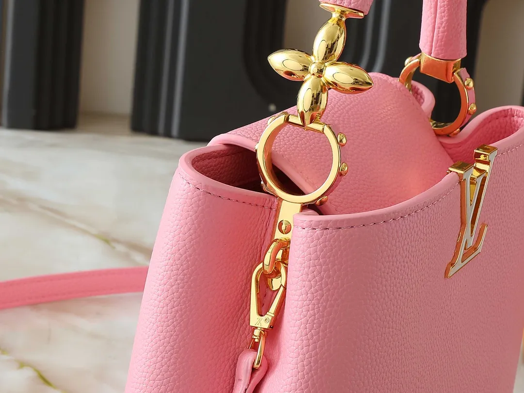 💰Large 210, small 400💰Guangzhou goods Upgraded original M23943 M23944 M23945 M24698 M24989 This Capucines mini handbag incorporates exquisite Monogram flowers on the handle, presenting the three-dimensional look of the LV logo with delicate brushstrokes, injecting dazzling luster into the soft design. Full-grain Taurillon leather is designed to fit a smartphone, short wallet and other small essentials. Dimensions: Small 21.0 x 14.0 x 8.0 cm (L x H x W) Large 27x 17.5 x 9.0 cm (L x H x W)