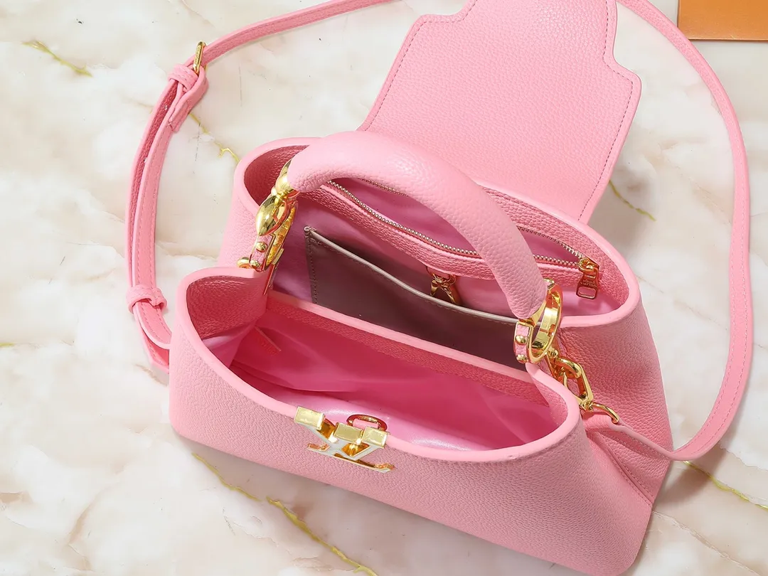 💰Large 210, small 400💰Guangzhou goods Upgraded original M23943 M23944 M23945 M24698 M24989 This Capucines mini handbag incorporates exquisite Monogram flowers on the handle, presenting the three-dimensional look of the LV logo with delicate brushstrokes, injecting dazzling luster into the soft design. Full-grain Taurillon leather is designed to fit a smartphone, short wallet and other small essentials. Dimensions: Small 21.0 x 14.0 x 8.0 cm (L x H x W) Large 27x 17.5 x 9.0 cm (L x H x W)