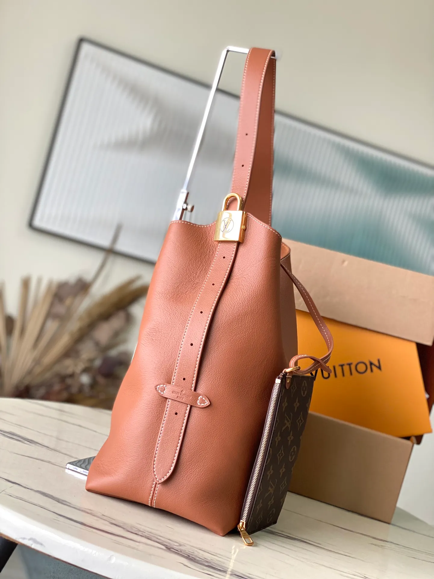 💰1160 (top layer leather) top original order M24974, caramel color, supports counter inspection, the photos taken of duty-free goods are consistent with the product, and the packaging is not opened. This product is an exclusive duty-free product in the market and is the highest-end product. Inspection is supported. This product has passed strict inspection and is flawless. Please wear gloves when touching the product. This product is not returnable or exchangeable. Please confirm the product first and then remove the label on the handle. This product is temporarily not open to the public, only regular customers, and is in short supply. Dimensions: 31 x 35 x 18 cm