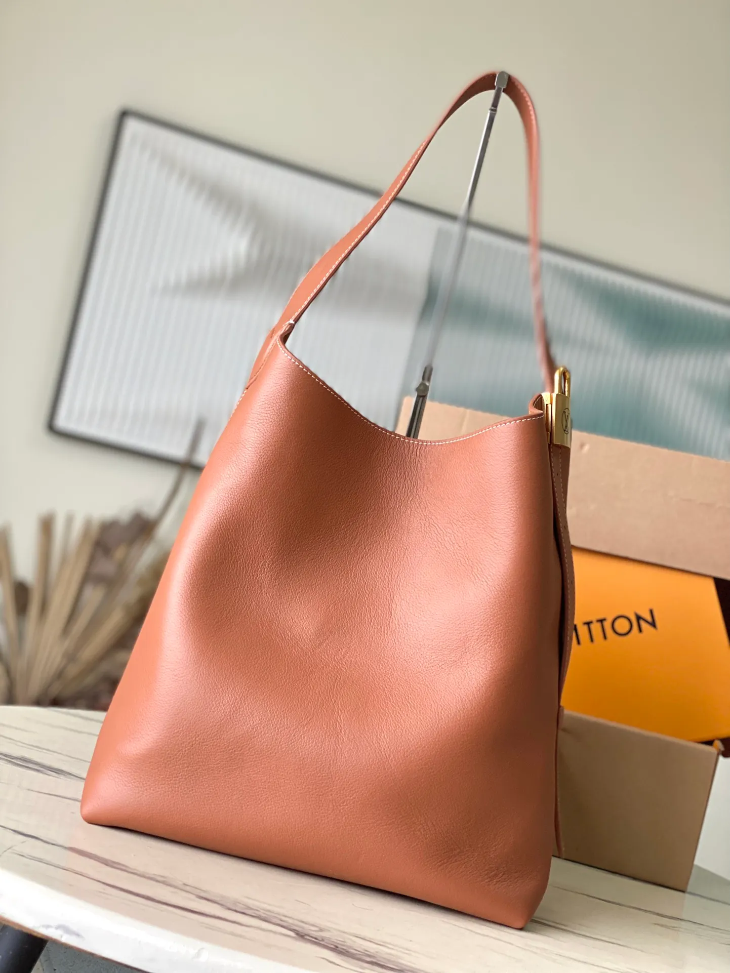 💰1160 (top layer leather) top original order M24974, caramel color, supports counter inspection, the photos taken of duty-free goods are consistent with the product, and the packaging is not opened. This product is an exclusive duty-free product in the market and is the highest-end product. Inspection is supported. This product has passed strict inspection and is flawless. Please wear gloves when touching the product. This product is not returnable or exchangeable. Please confirm the product first and then remove the label on the handle. This product is temporarily not open to the public, only regular customers, and is in short supply. Dimensions: 31 x 35 x 18 cm