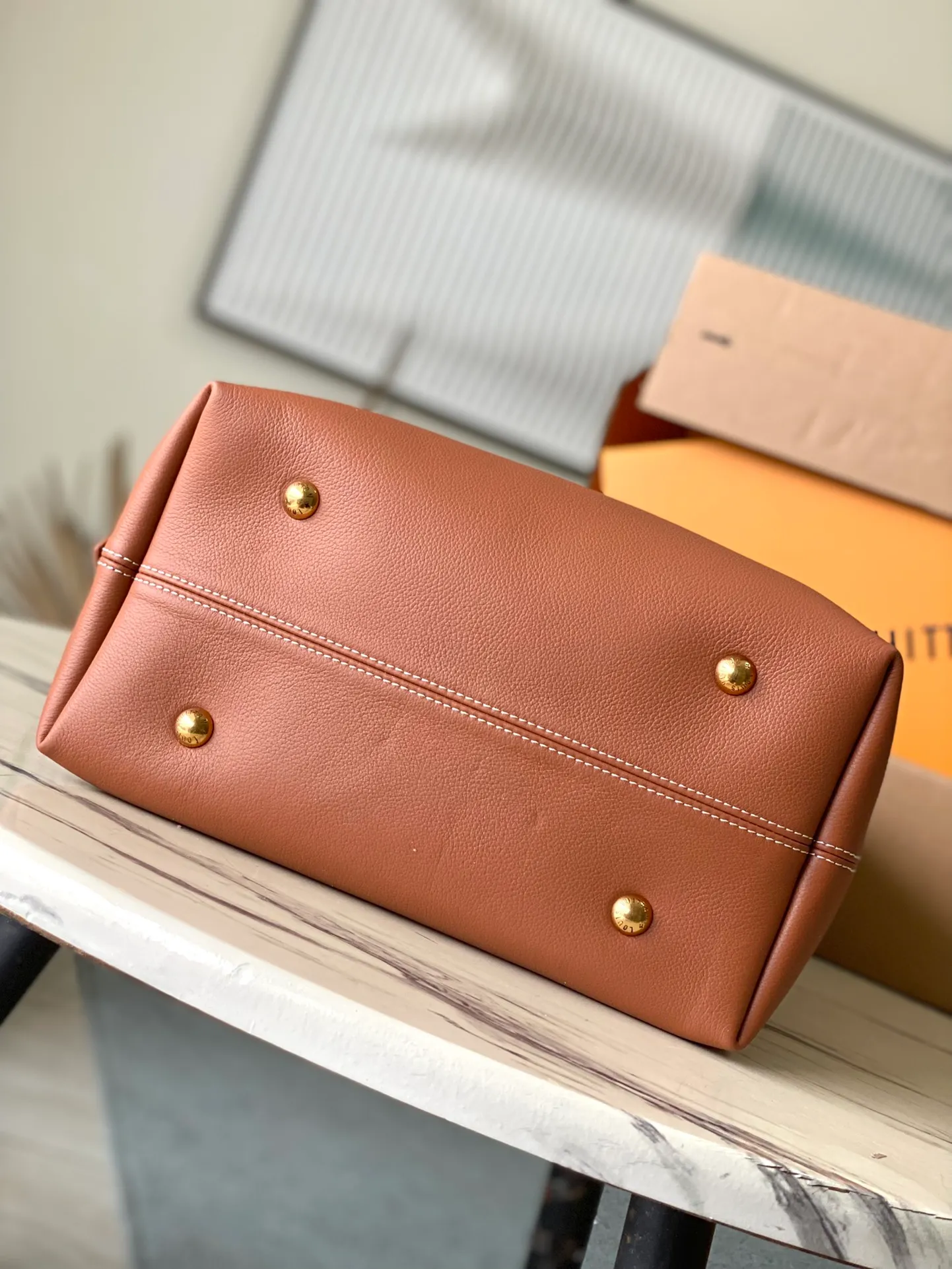 💰1160 (top layer leather) top original order M24974, caramel color, supports counter inspection, the photos taken of duty-free goods are consistent with the product, and the packaging is not opened. This product is an exclusive duty-free product in the market and is the highest-end product. Inspection is supported. This product has passed strict inspection and is flawless. Please wear gloves when touching the product. This product is not returnable or exchangeable. Please confirm the product first and then remove the label on the handle. This product is temporarily not open to the public, only regular customers, and is in short supply. Dimensions: 31 x 35 x 18 cm
