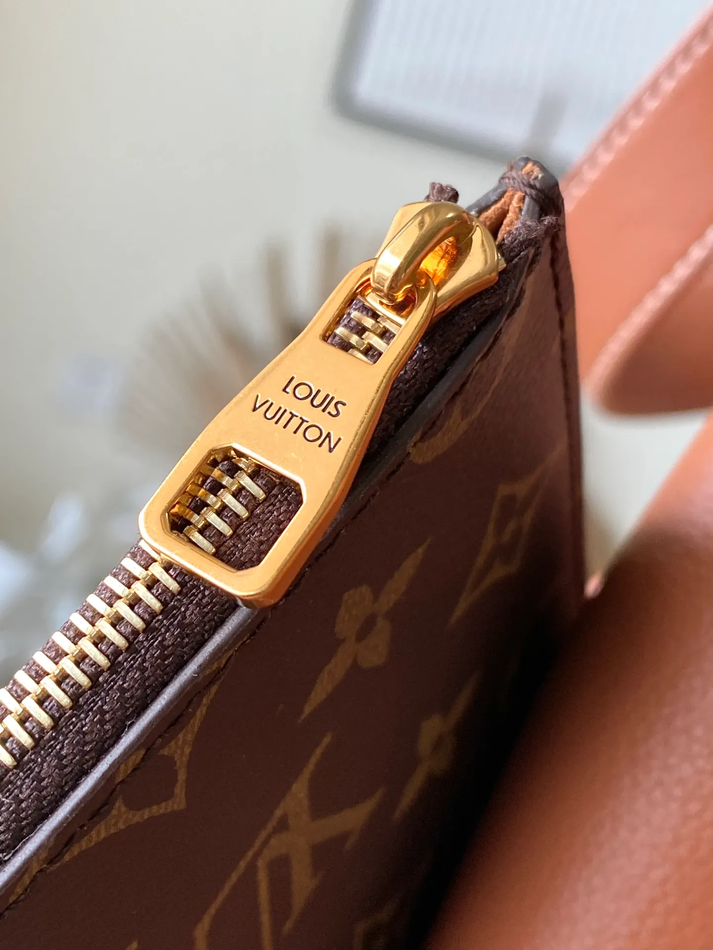 💰1160 (top layer leather) top original order M24974, caramel color, supports counter inspection, the photos taken of duty-free goods are consistent with the product, and the packaging is not opened. This product is an exclusive duty-free product in the market and is the highest-end product. Inspection is supported. This product has passed strict inspection and is flawless. Please wear gloves when touching the product. This product is not returnable or exchangeable. Please confirm the product first and then remove the label on the handle. This product is temporarily not open to the public, only regular customers, and is in short supply. Dimensions: 31 x 35 x 18 cm