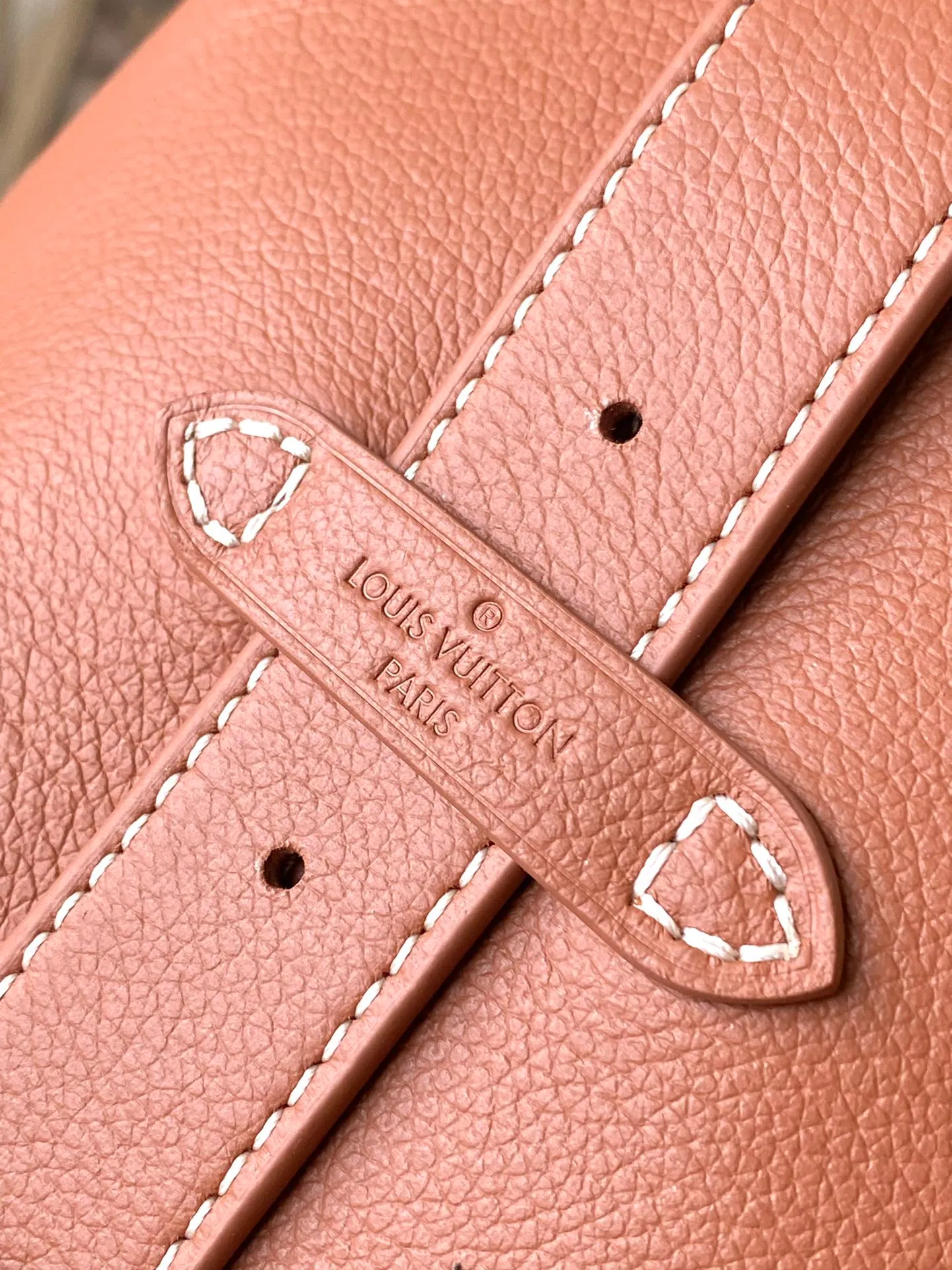 💰1160 (top layer leather) top original order M24974, caramel color, supports counter inspection, the photos taken of duty-free goods are consistent with the product, and the packaging is not opened. This product is an exclusive duty-free product in the market and is the highest-end product. Inspection is supported. This product has passed strict inspection and is flawless. Please wear gloves when touching the product. This product is not returnable or exchangeable. Please confirm the product first and then remove the label on the handle. This product is temporarily not open to the public, only regular customers, and is in short supply. Dimensions: 31 x 35 x 18 cm