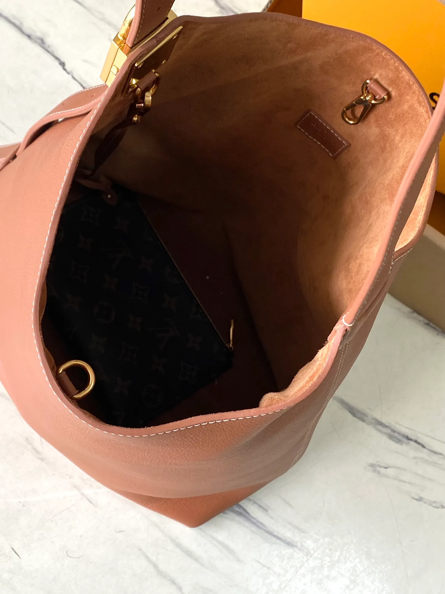 💰1160 (top layer leather) top original order M24974, caramel color, supports counter inspection, the photos taken of duty-free goods are consistent with the product, and the packaging is not opened. This product is an exclusive duty-free product in the market and is the highest-end product. Inspection is supported. This product has passed strict inspection and is flawless. Please wear gloves when touching the product. This product is not returnable or exchangeable. Please confirm the product first and then remove the label on the handle. This product is temporarily not open to the public, only regular customers, and is in short supply. Dimensions: 31 x 35 x 18 cm