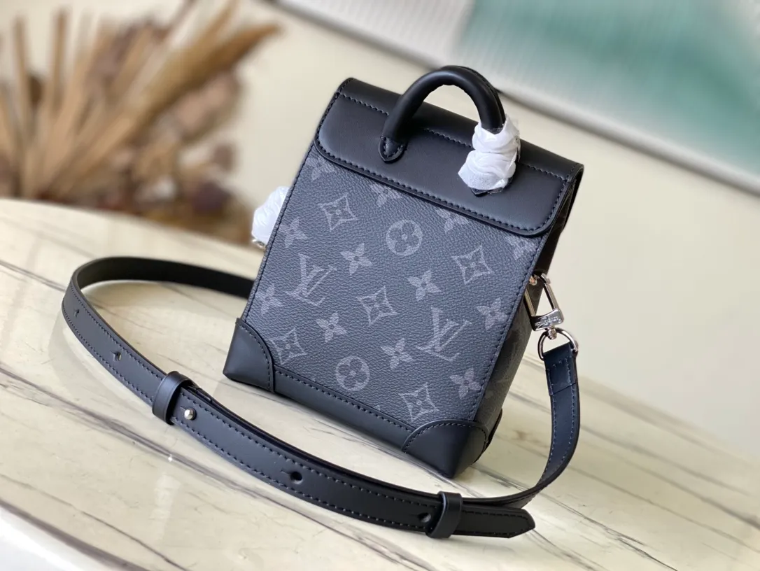 💰780 Top Original Order M82774 This Nano Steamer handbag is made of Monogram Eclipse canvas, which condenses the design of the Steamer handbag in a compact size, and reproduces the original elements through reinforced corners, brooches and chains. With the top handle and detachable and adjustable chain, you can carry it in a variety of ways. Dimensions: 15 × 18 × 7 cm